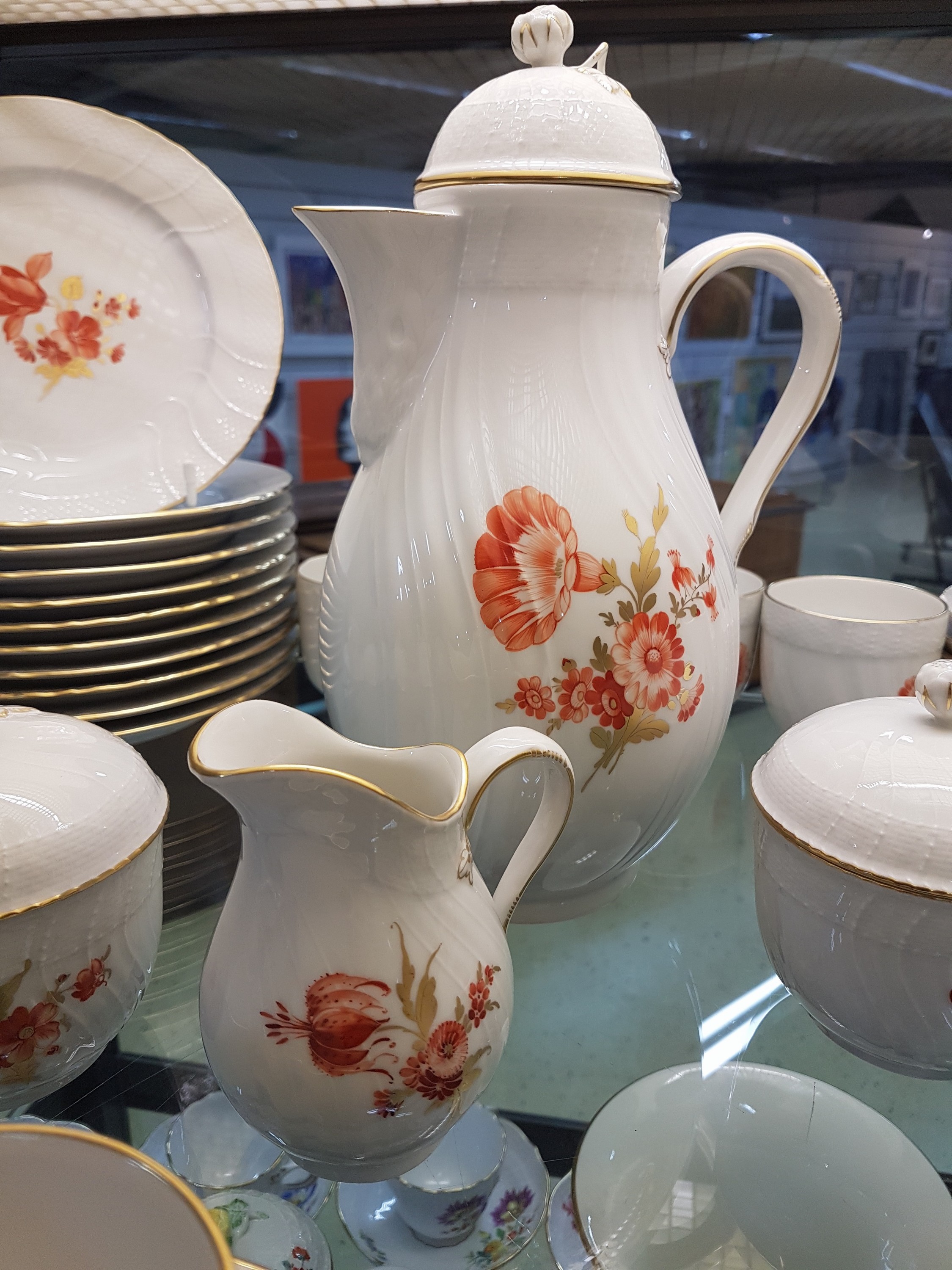 Detail c: Kaffeeservice, KPM Berlin, Dekor Rocaille, monochrome Blumenmalerei mit goldenen, Blättern, Kaffeekanne, 2 Zuckerdosen 2 Milchkännchen, 12 Tassen ...