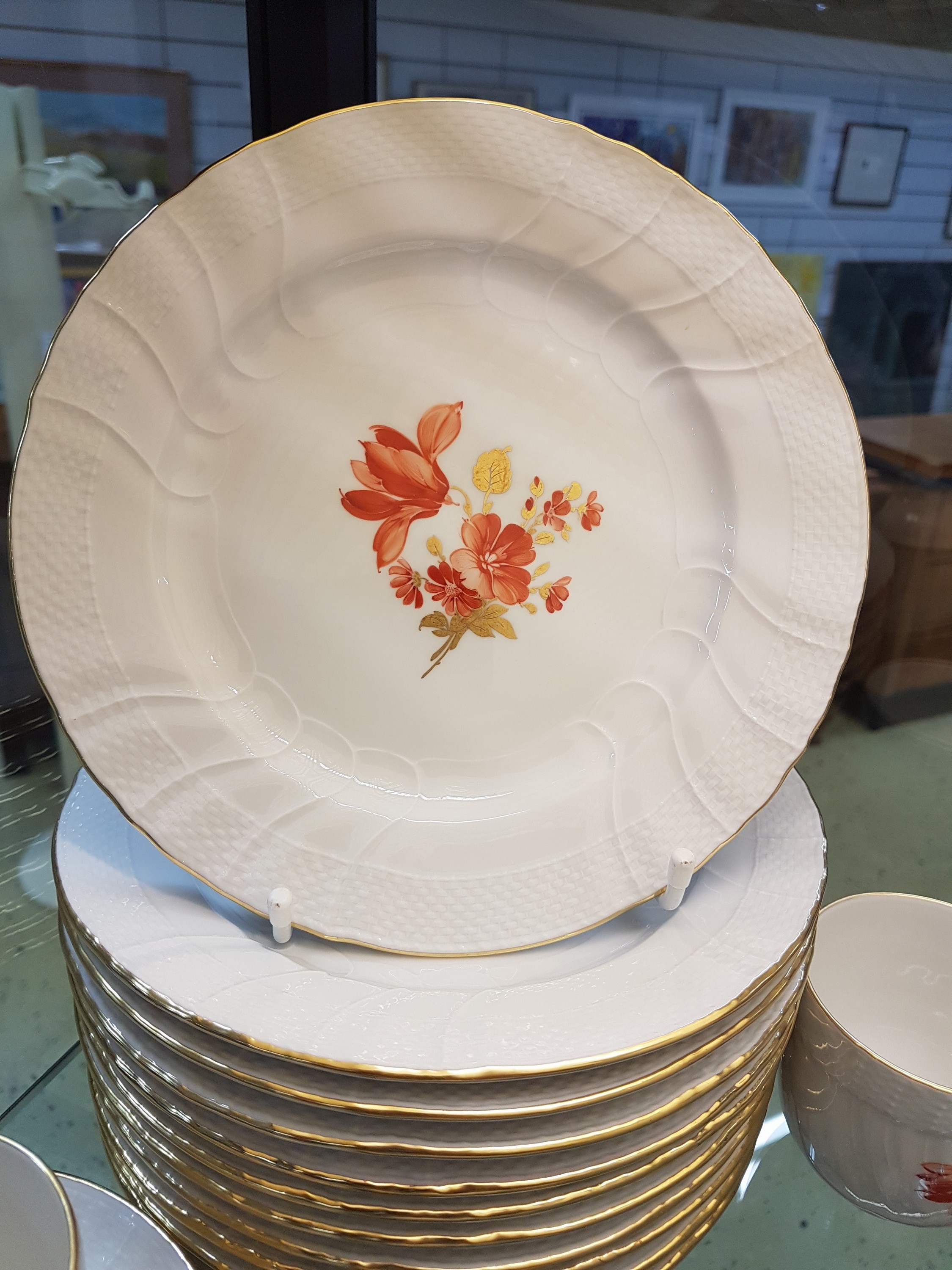 Detail d: Kaffeeservice, KPM Berlin, Dekor Rocaille, monochrome Blumenmalerei mit goldenen, Blättern, Kaffeekanne, 2 Zuckerdosen 2 Milchkännchen, 12 Tassen ...