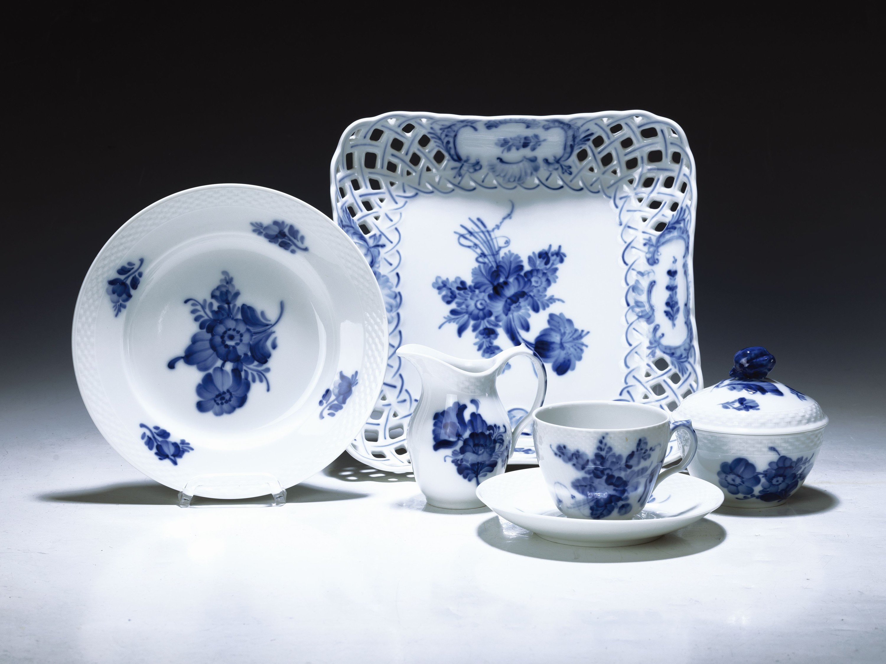 Kaffeeservice, Royal Copenhagen, 20. Jh., blaue Blumen, 12 Kaffeetassen mit Untertassen, 12 Kuchenteller, 2 Milchkännchen, 2 Zuckerdosen,(1x ohne ...