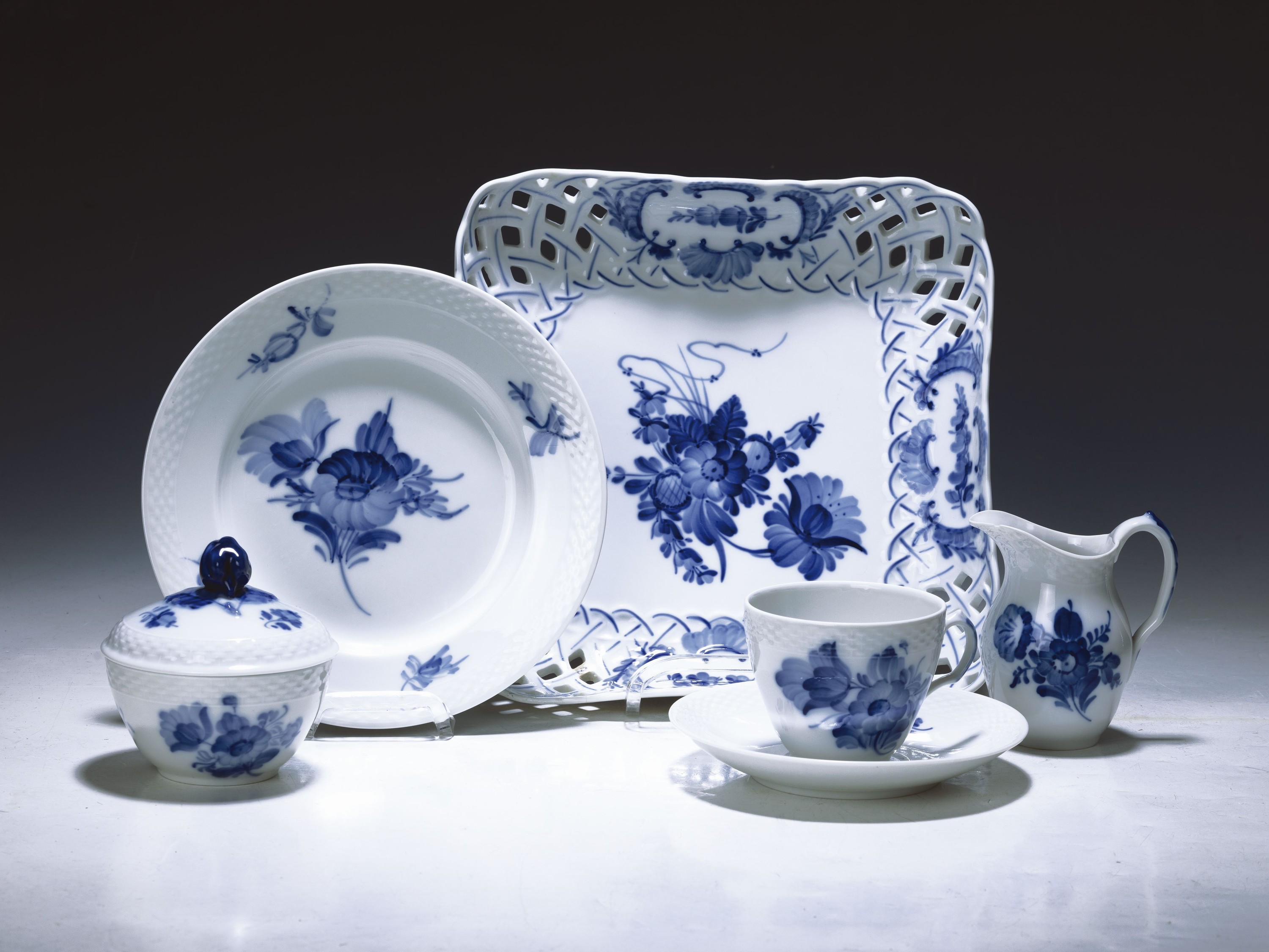 Kaffeeservice, Royal Copenhagen, 20. Jh., blaue Blumen, 12 Kaffeetassen mit Untertassen, 12 Kuchenteller, 2 Milchkännchen,(1x mit Chip), 1 ...