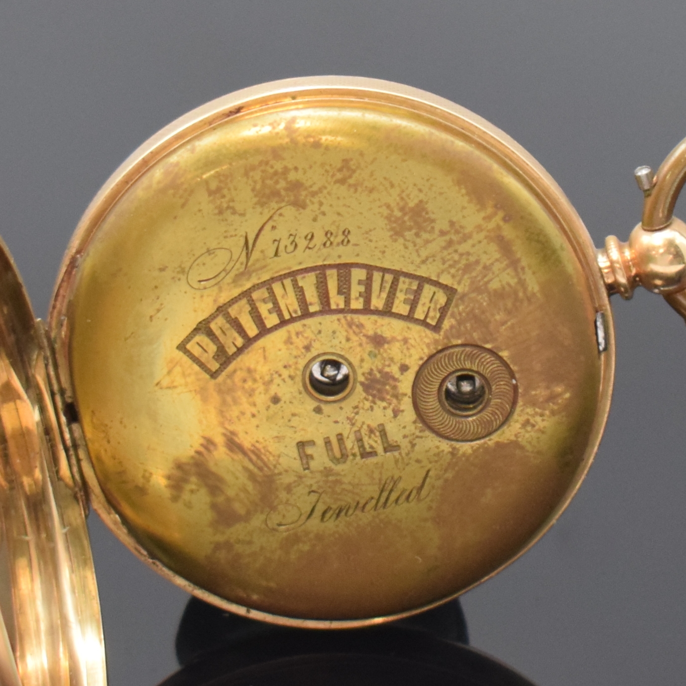 Detail c: Offene Herrentaschenuhr mit Schlüsselaufzug in GG 585/000 Nr. 73288, Schweiz für den englischen Markt um 1880, guill. Geh. m. offenem ...