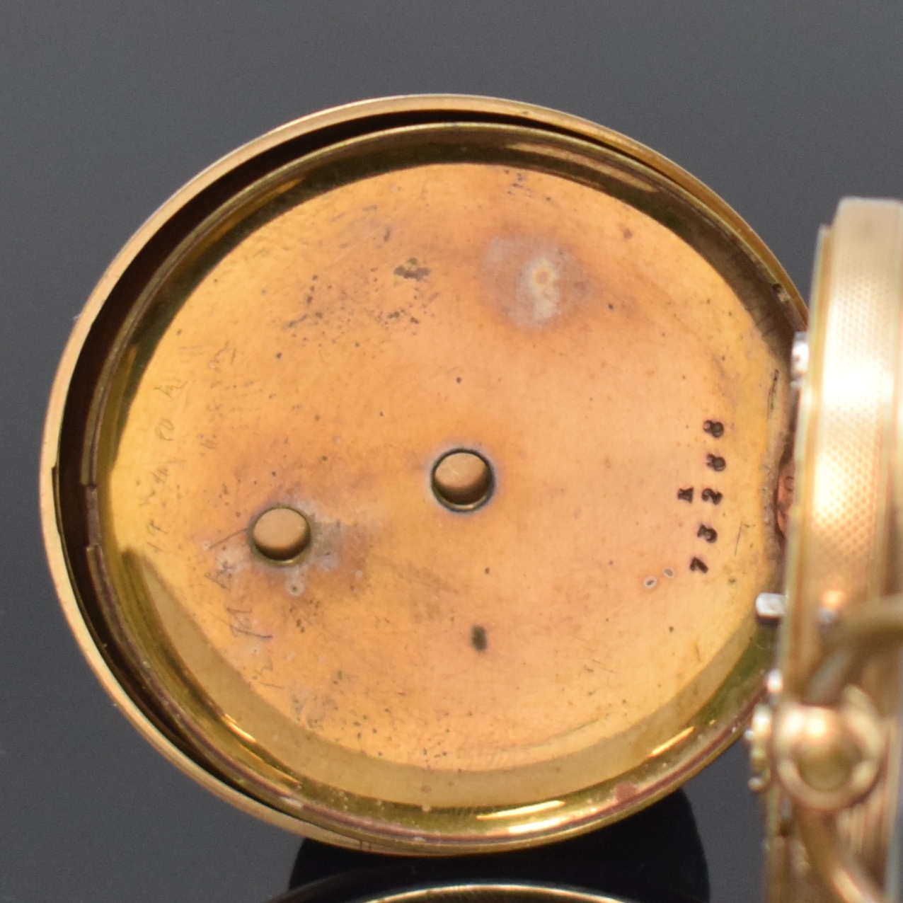 Detail d: Offene Herrentaschenuhr mit Schlüsselaufzug in GG 585/000 Nr. 73288, Schweiz für den englischen Markt um 1880, guill. Geh. m. offenem ...