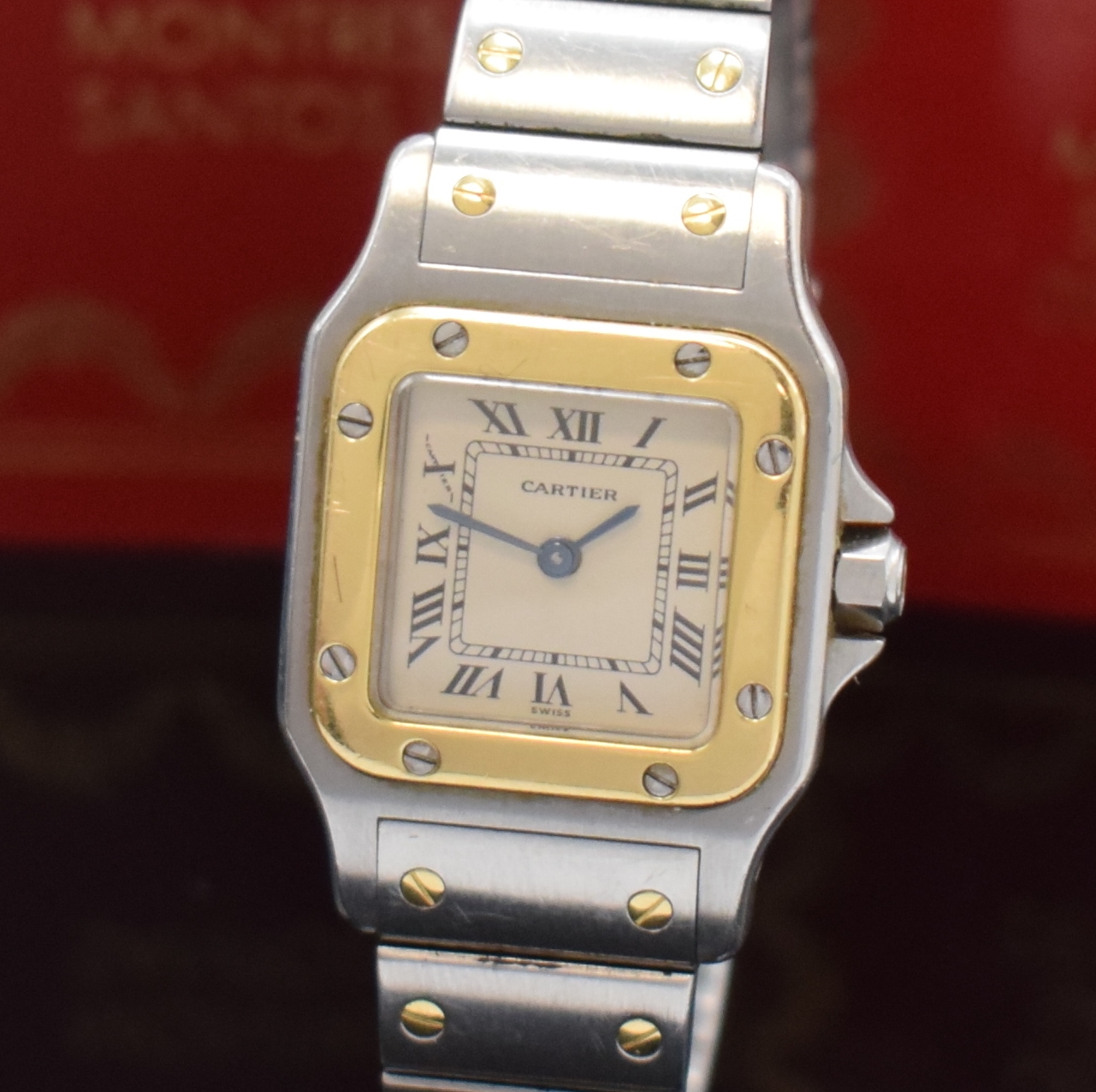 Detail a: CARTIER Santos Damenarmbanduhr in Stahl/Gold Referenz 1057930, Schweiz um 1995, quarz, Boden 8-fach verschr., orig. Gliederband m. dopp. Faltschl., ...