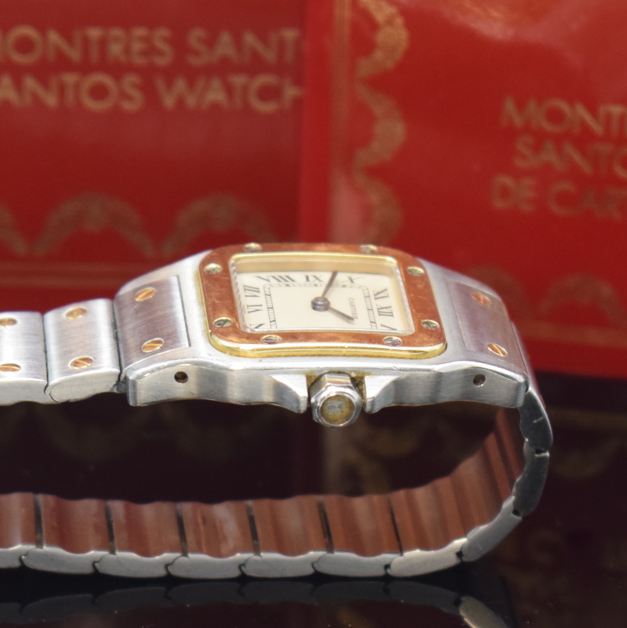 Detail c: CARTIER Santos Damenarmbanduhr in Stahl/Gold Referenz 1057930, Schweiz um 1995, quarz, Boden 8-fach verschr., orig. Gliederband m. dopp. Faltschl., ...