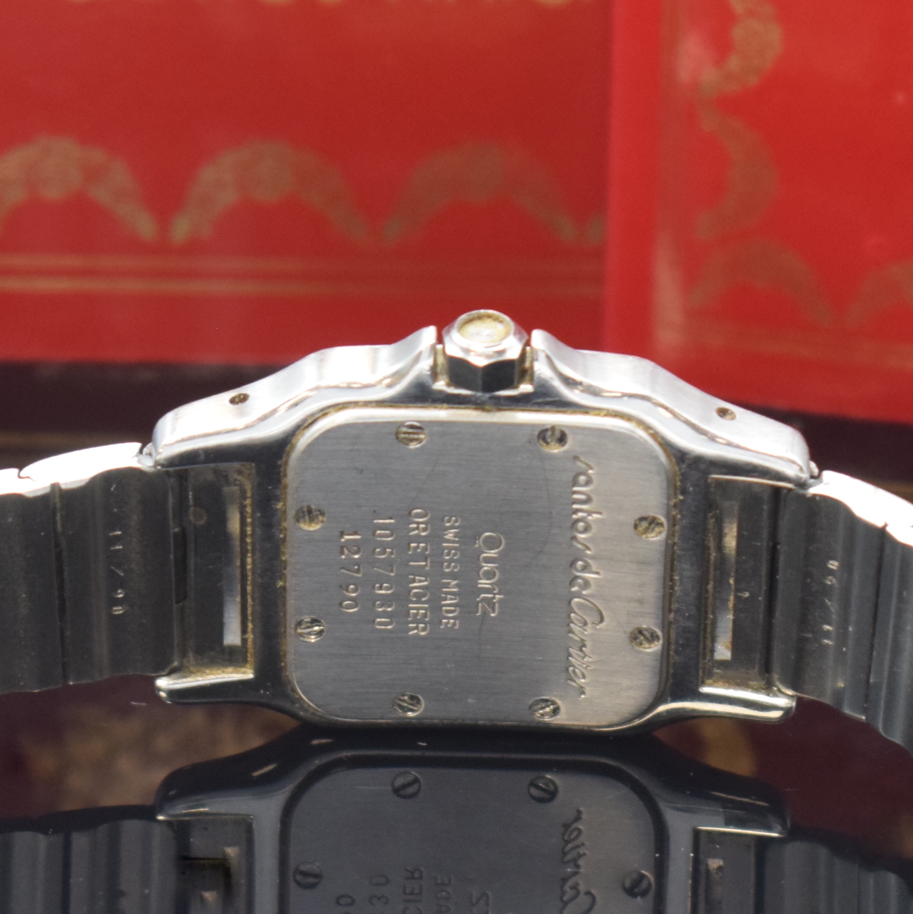 Detail d: CARTIER Santos Damenarmbanduhr in Stahl/Gold Referenz 1057930, Schweiz um 1995, quarz, Boden 8-fach verschr., orig. Gliederband m. dopp. Faltschl., ...