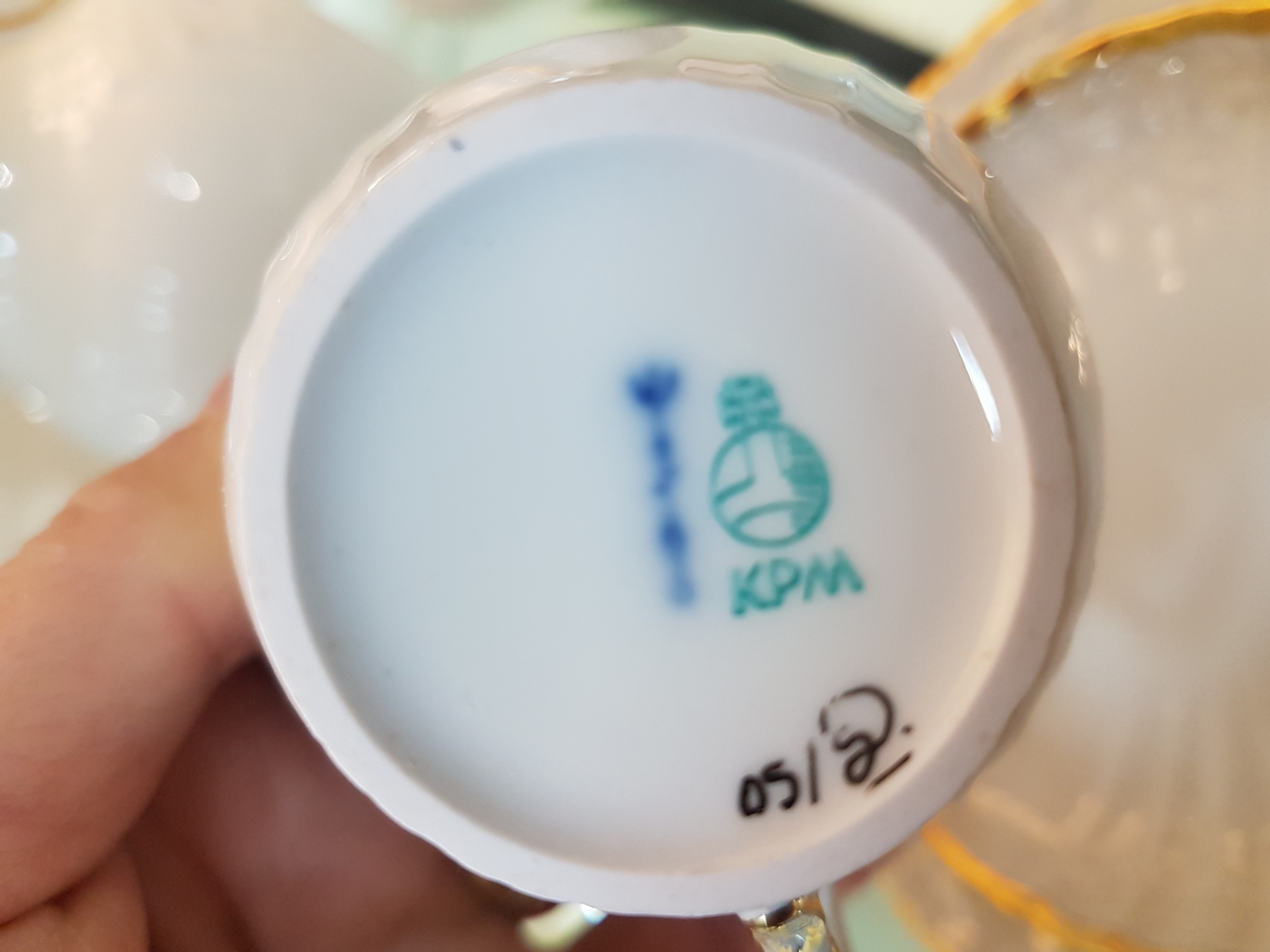 Detail e: Mokkaservice für 4 Personen, KPM Berlin, 2.H.20.Jh., 4 Mokkatassen mit Untertassen, 4 Gebäckteller D.ca. 15 cm, Mokkakanne H.ca. 21 cm, Zuckerdose ...