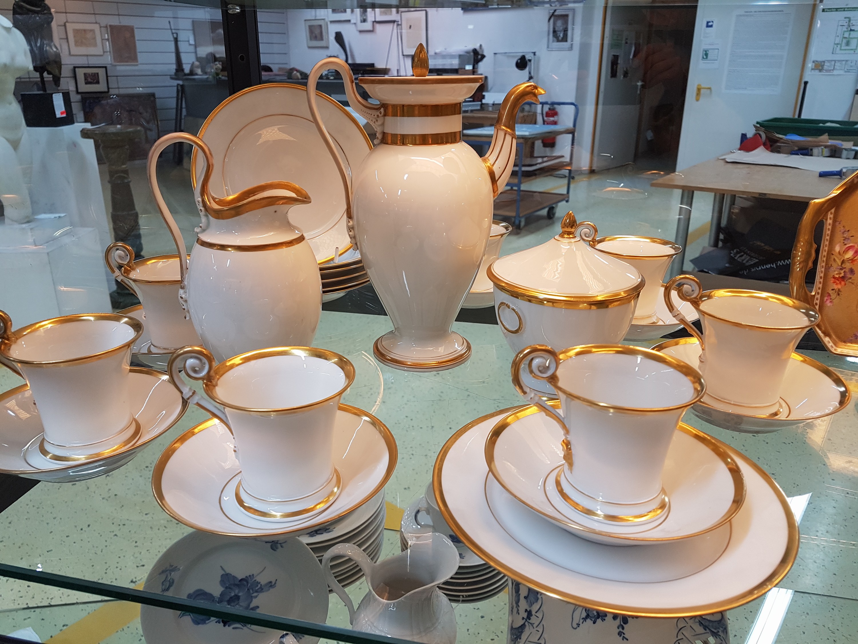 Detail a: Kaffeeservice, Nymphenburg für 7 Personen, Kaffeekanne und große Milchkanne aus der Biedermeierzeit um 1840/50, H. ca. 20/24 cm, Vergoldung ...