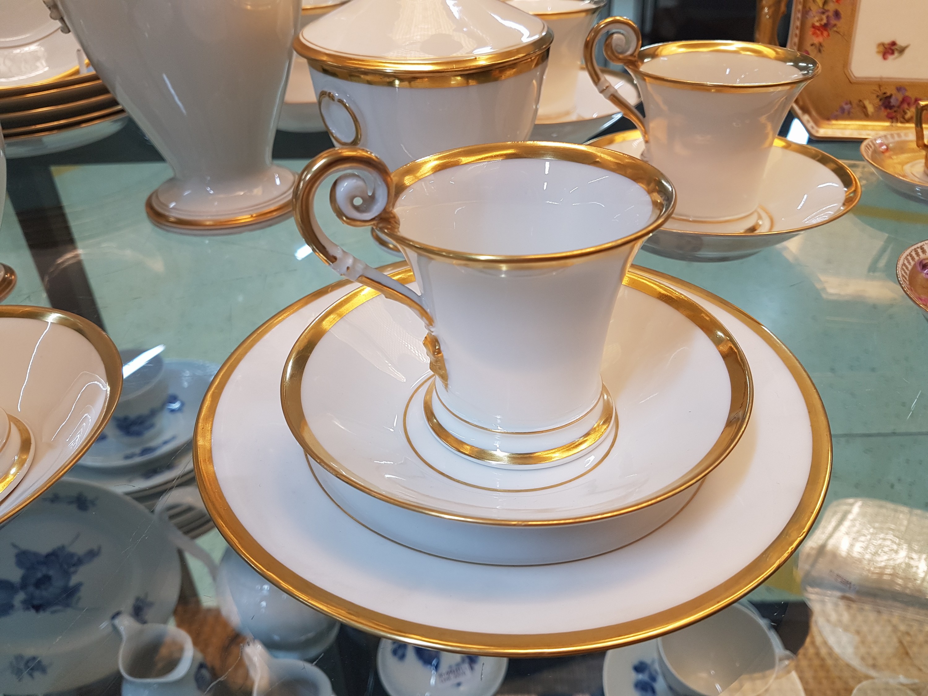 Detail b: Kaffeeservice, Nymphenburg für 7 Personen, Kaffeekanne und große Milchkanne aus der Biedermeierzeit um 1840/50, H. ca. 20/24 cm, Vergoldung ...