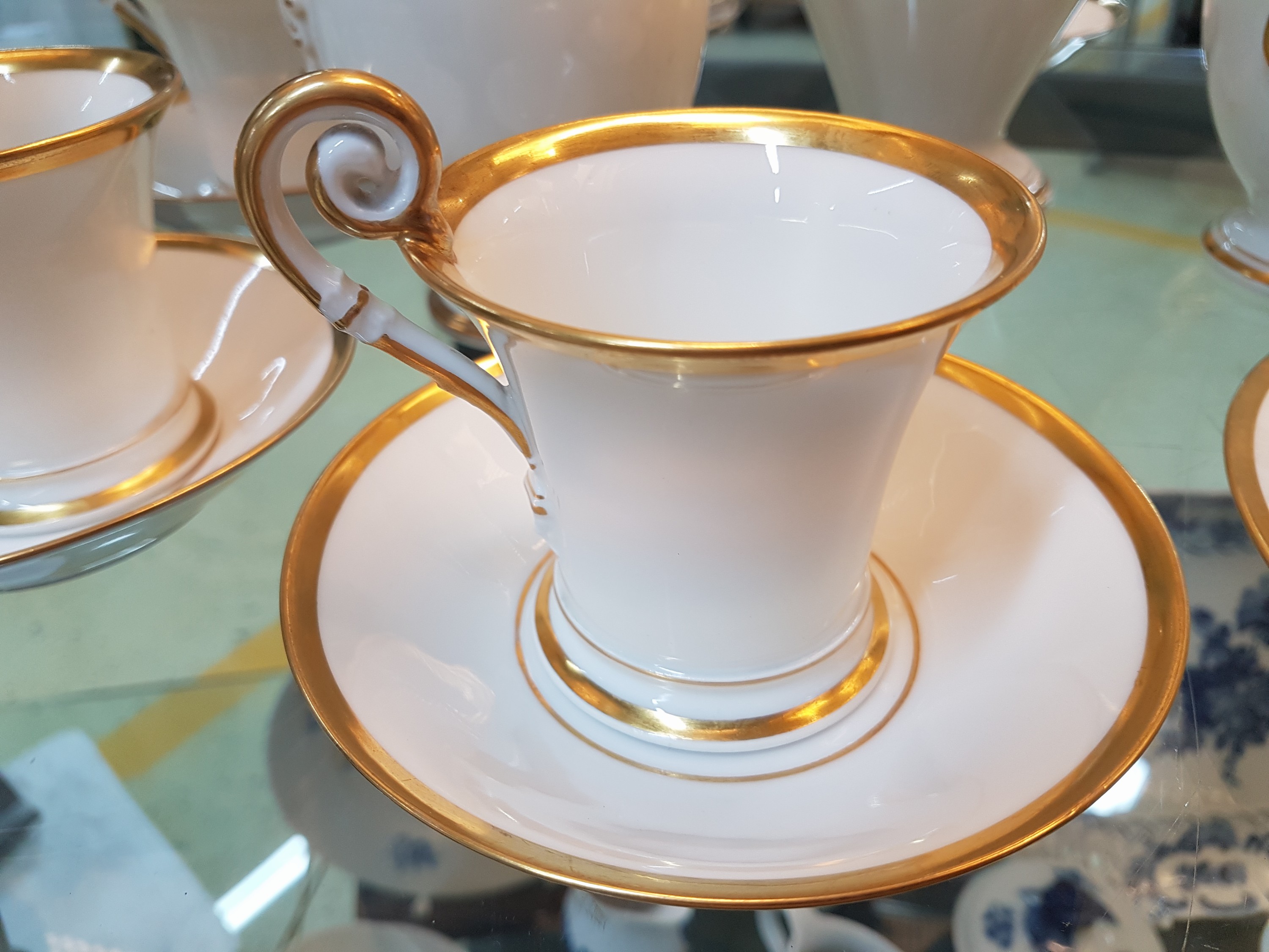 Detail c: Kaffeeservice, Nymphenburg für 7 Personen, Kaffeekanne und große Milchkanne aus der Biedermeierzeit um 1840/50, H. ca. 20/24 cm, Vergoldung ...