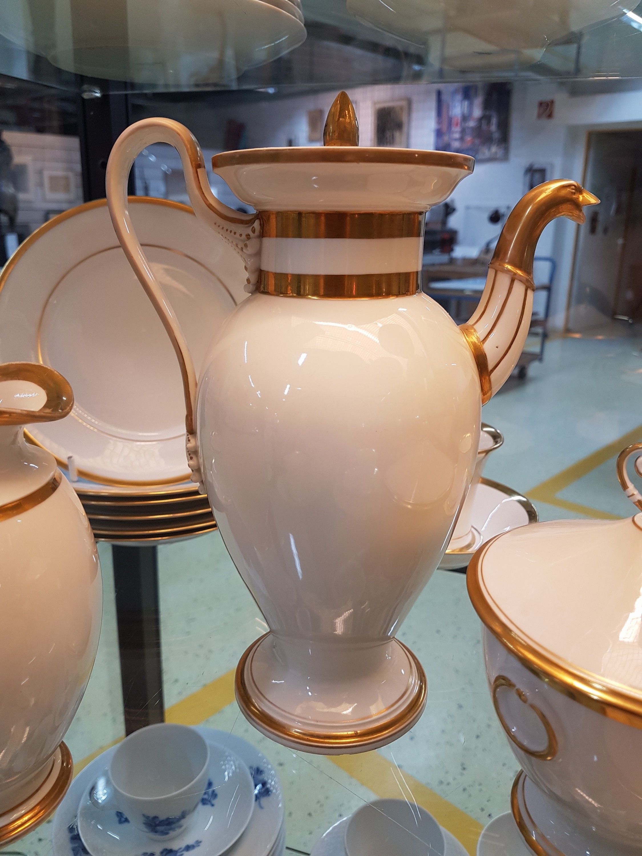 Detail d: Kaffeeservice, Nymphenburg für 7 Personen, Kaffeekanne und große Milchkanne aus der Biedermeierzeit um 1840/50, H. ca. 20/24 cm, Vergoldung ...