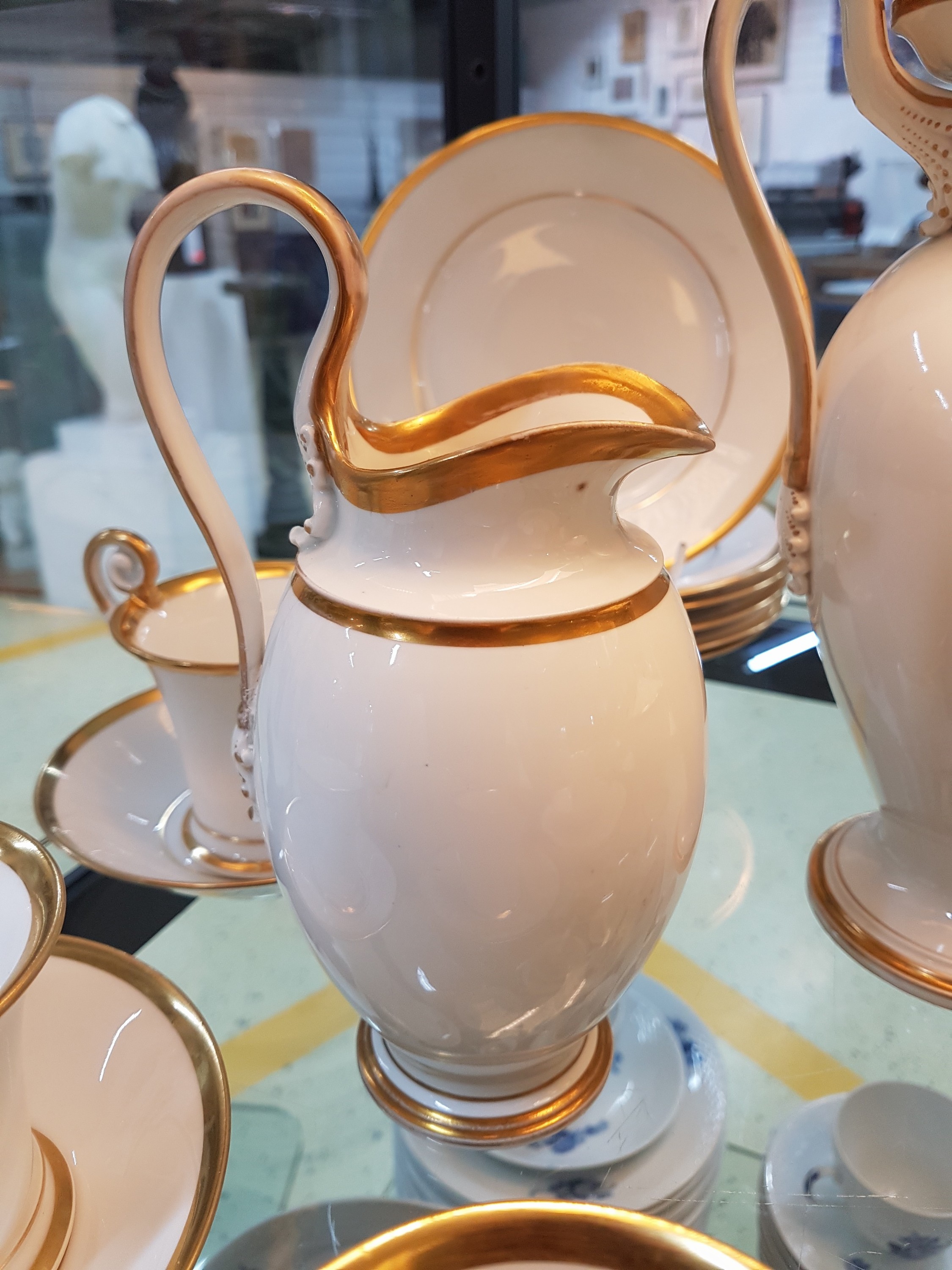 Detail e: Kaffeeservice, Nymphenburg für 7 Personen, Kaffeekanne und große Milchkanne aus der Biedermeierzeit um 1840/50, H. ca. 20/24 cm, Vergoldung ...