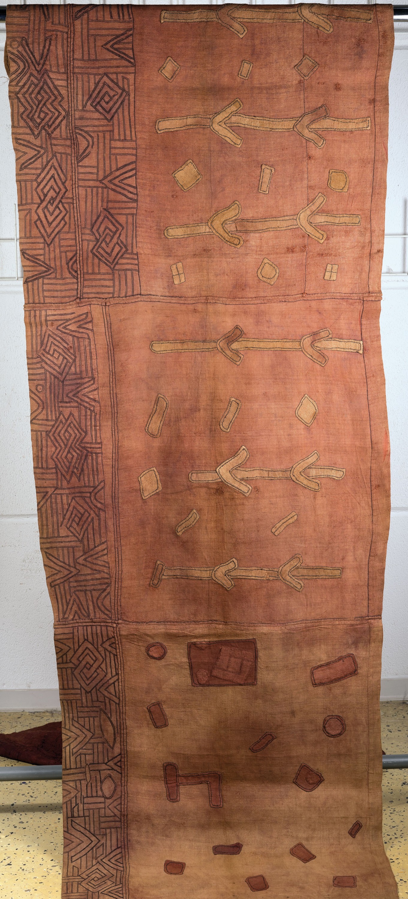 Detail a: Wickelrock bzw. Teil eines Tanzkleides, Kuba/Bushong, DR Kongo, Anfang 20.Jh., Raffiagewebe, aus mehreren Stücken zusammengenäht, geometrische ...