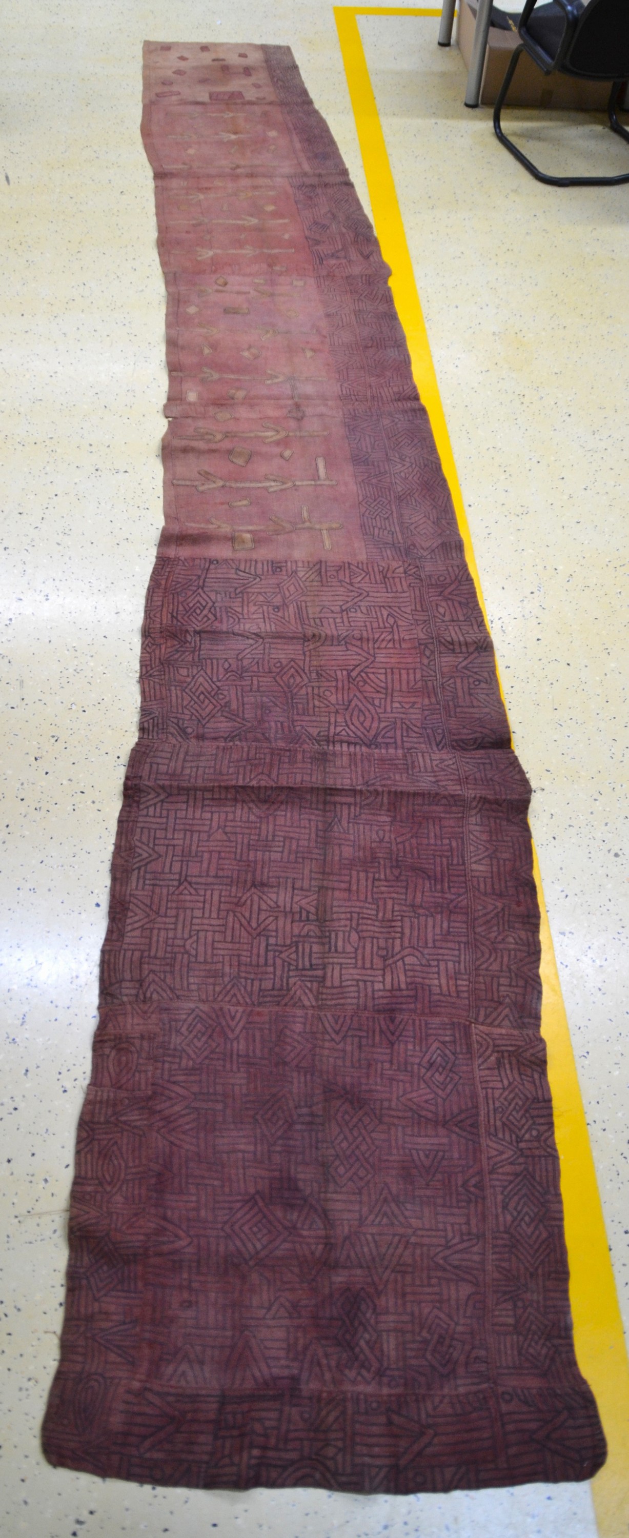 Detail b: Wickelrock bzw. Teil eines Tanzkleides, Kuba/Bushong, DR Kongo, Anfang 20.Jh., Raffiagewebe, aus mehreren Stücken zusammengenäht, geometrische ...