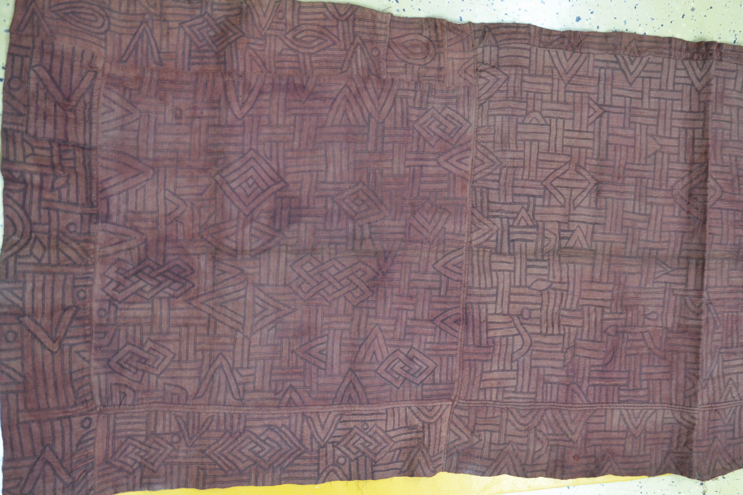 Detail c: Wickelrock bzw. Teil eines Tanzkleides, Kuba/Bushong, DR Kongo, Anfang 20.Jh., Raffiagewebe, aus mehreren Stücken zusammengenäht, geometrische ...