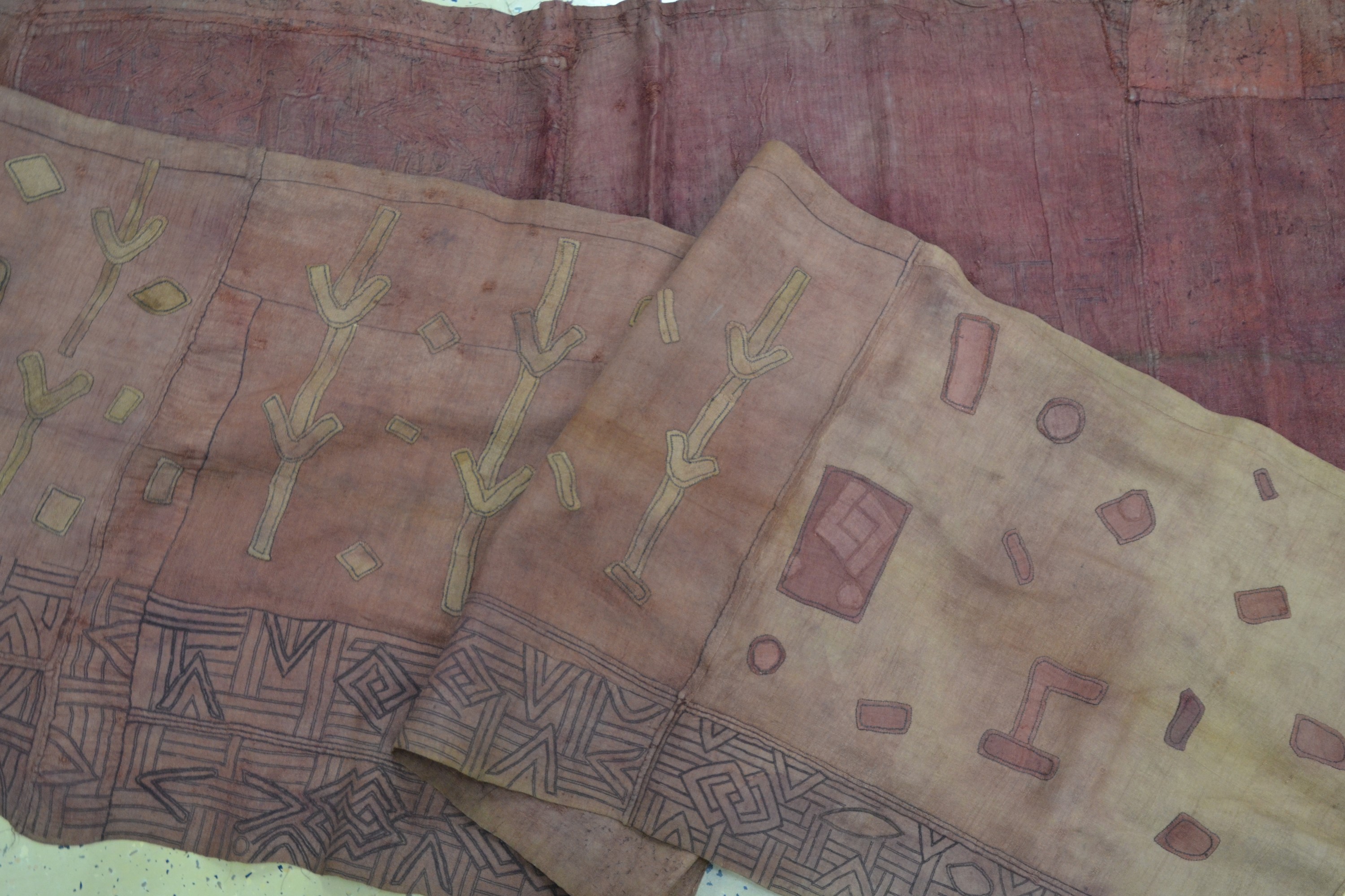 Detail d: Wickelrock bzw. Teil eines Tanzkleides, Kuba/Bushong, DR Kongo, Anfang 20.Jh., Raffiagewebe, aus mehreren Stücken zusammengenäht, geometrische ...