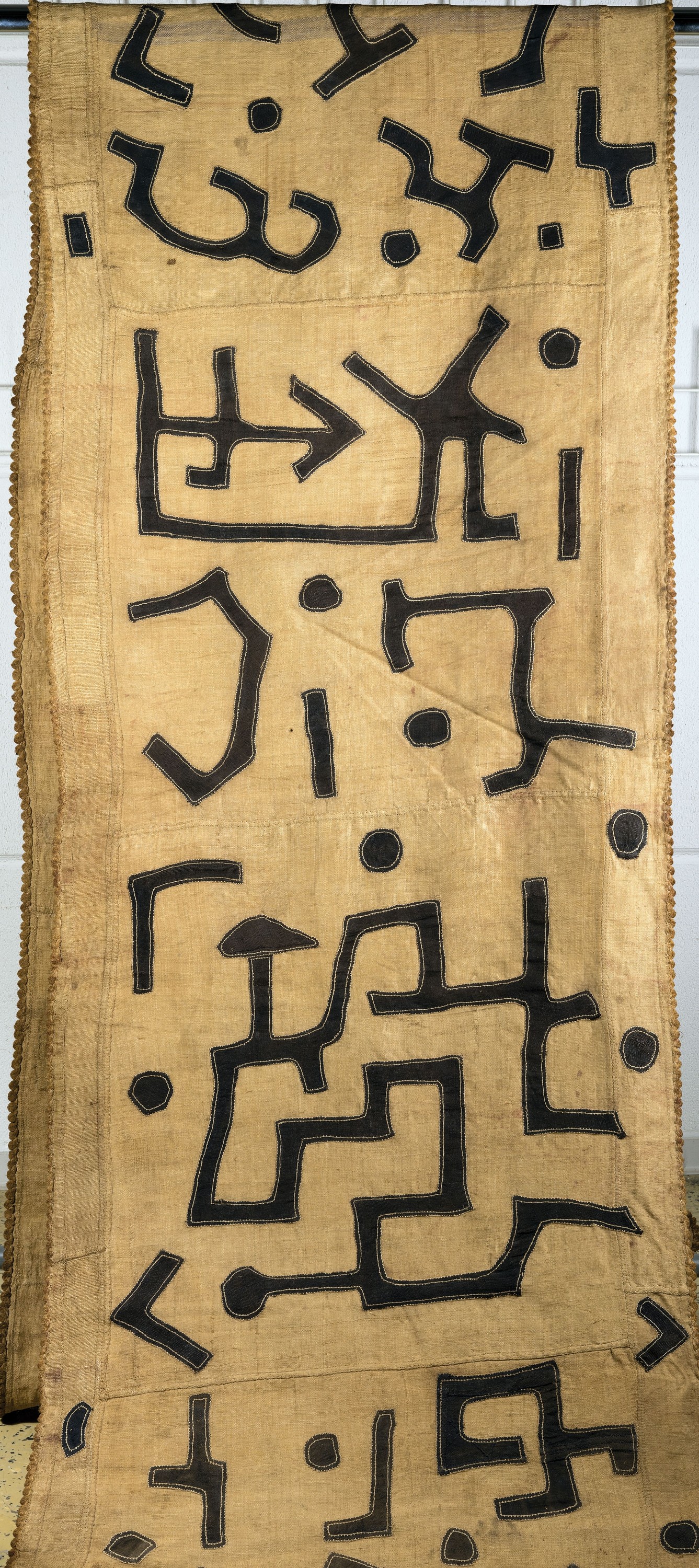 Detail a: Wickelrock bzw. Teil eines Tanzkleides, Kuba/Bushoong, DR Kongo, Anfang 20.Jh., Raffiagewebe, aus mehreren Stücken zusammengenäht, schwarz-braun ...