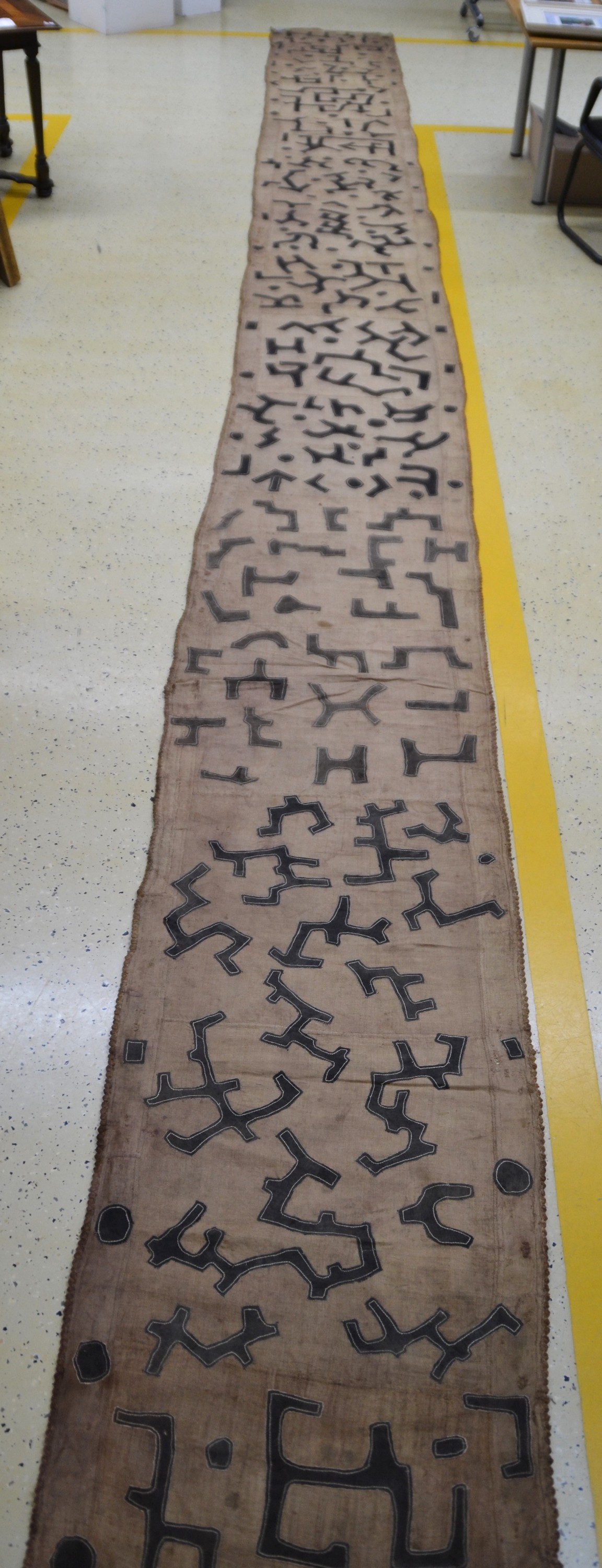 Detail b: Wickelrock bzw. Teil eines Tanzkleides, Kuba/Bushoong, DR Kongo, Anfang 20.Jh., Raffiagewebe, aus mehreren Stücken zusammengenäht, schwarz-braun ...