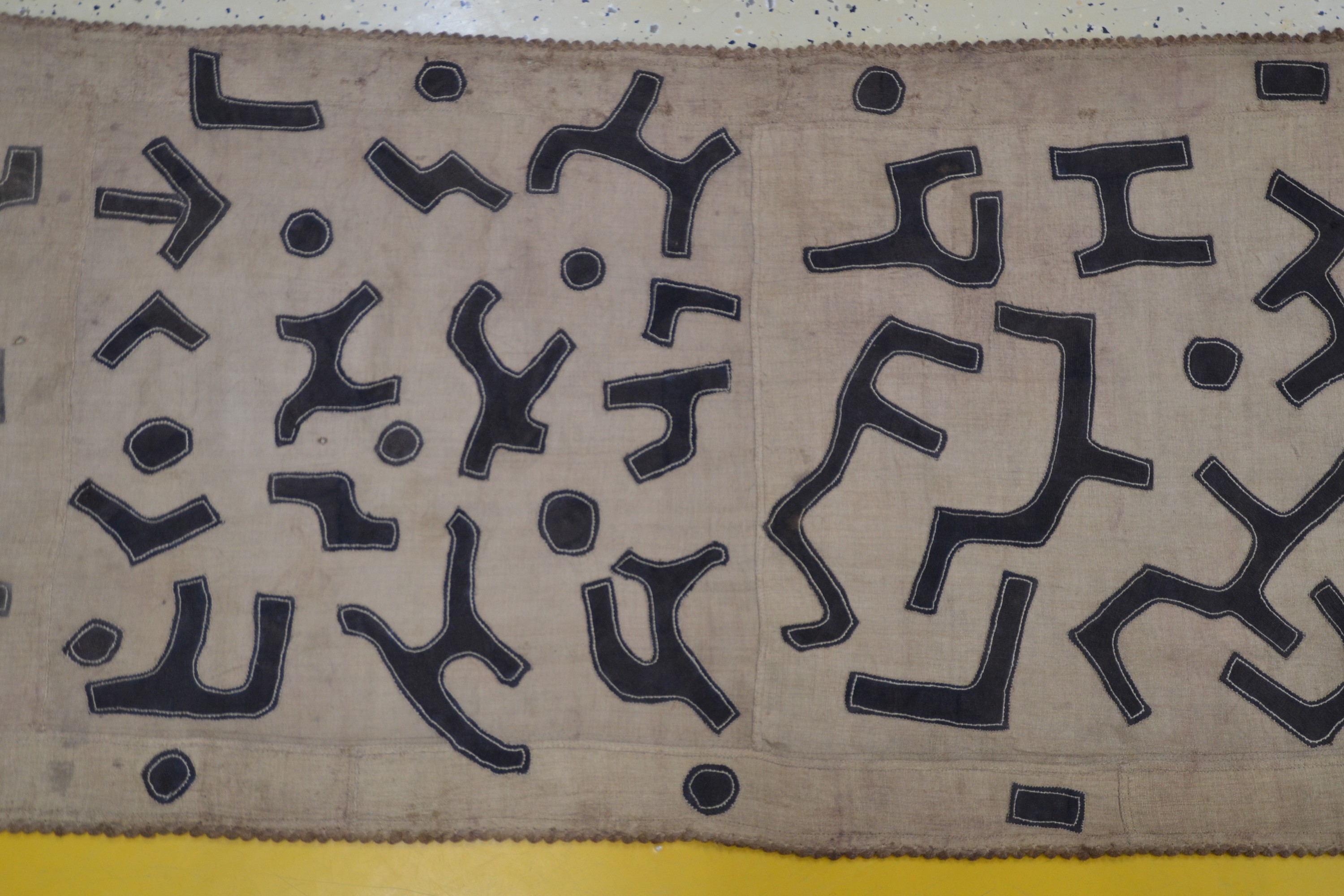Detail c: Wickelrock bzw. Teil eines Tanzkleides, Kuba/Bushoong, DR Kongo, Anfang 20.Jh., Raffiagewebe, aus mehreren Stücken zusammengenäht, schwarz-braun ...