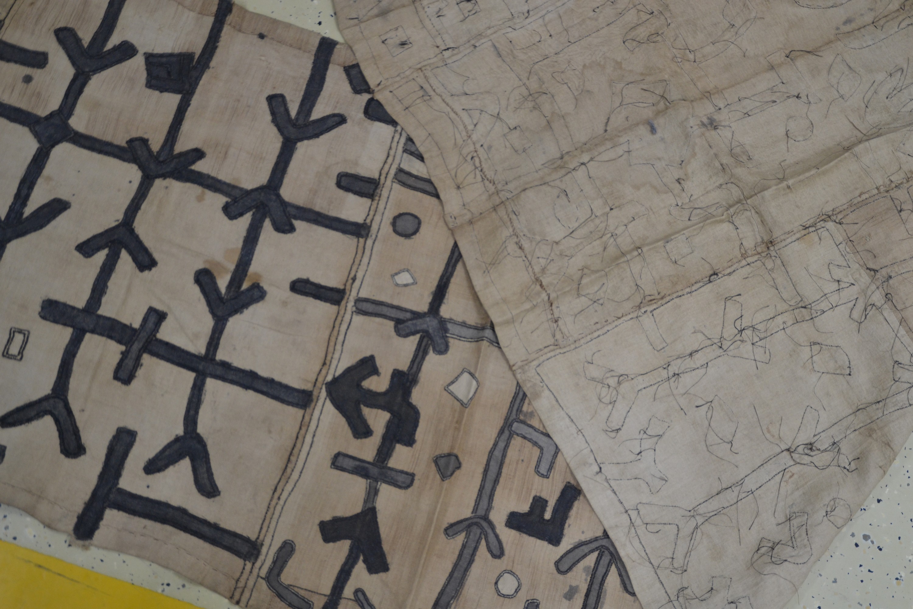 Detail d: Wickelrock bzw. Teil eines Tanzkleides, Kuba/Bushoong, DR Kongo, Anfang 20.Jh., Raffiagewebe, aus mehreren Stücken zusammengenäht, schwarz-braun ...