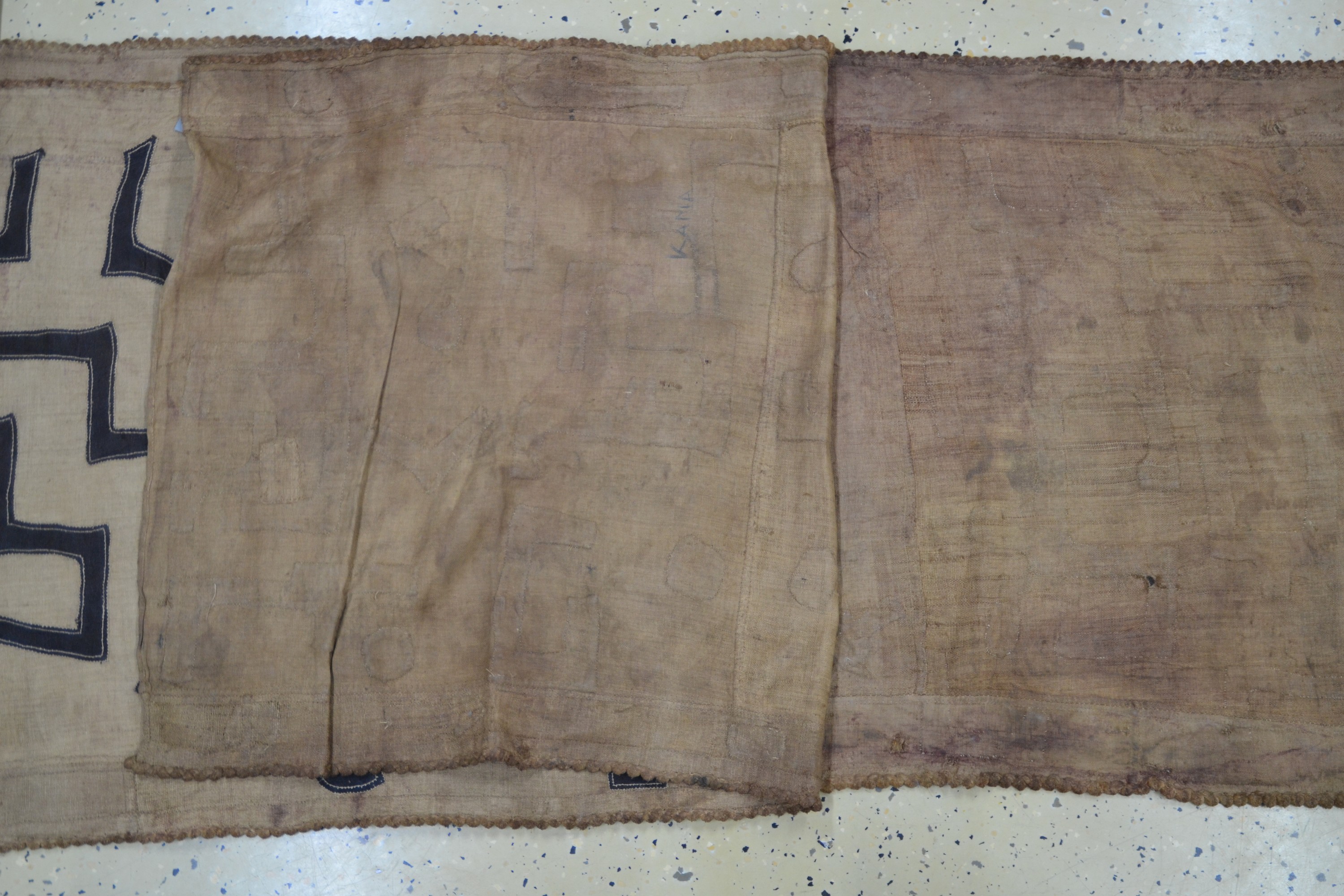 Detail f: Wickelrock bzw. Teil eines Tanzkleides, Kuba/Bushoong, DR Kongo, Anfang 20.Jh., Raffiagewebe, aus mehreren Stücken zusammengenäht, schwarz-braun ...