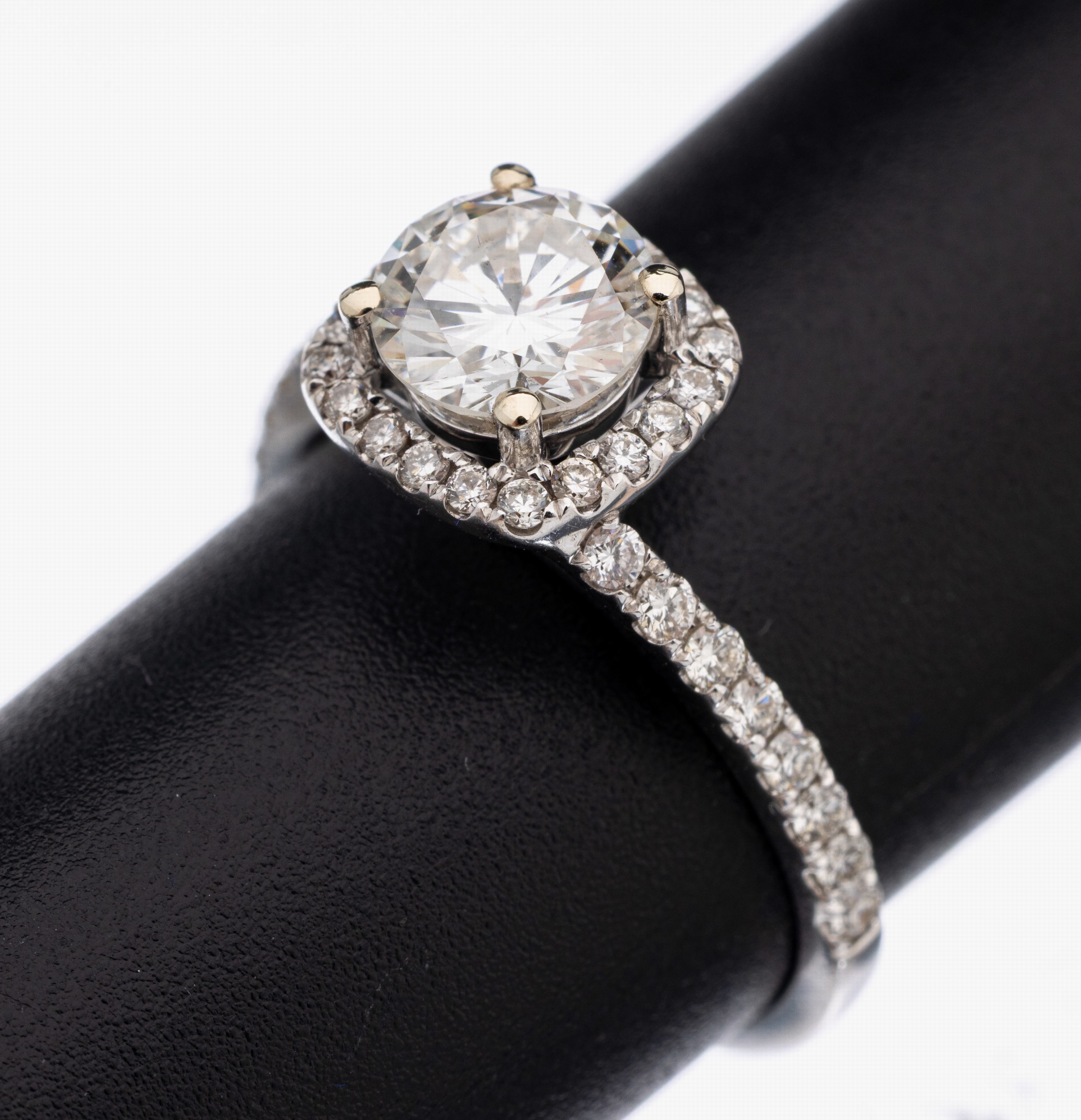 14 kt Gold Brillant-Ring, WG 585/000, mittiger Brillant ca. 0.91 ct hochfeines Weiß (E)/vvs1, weitere Brillanten zus. ca. 0.50 ct feines ...