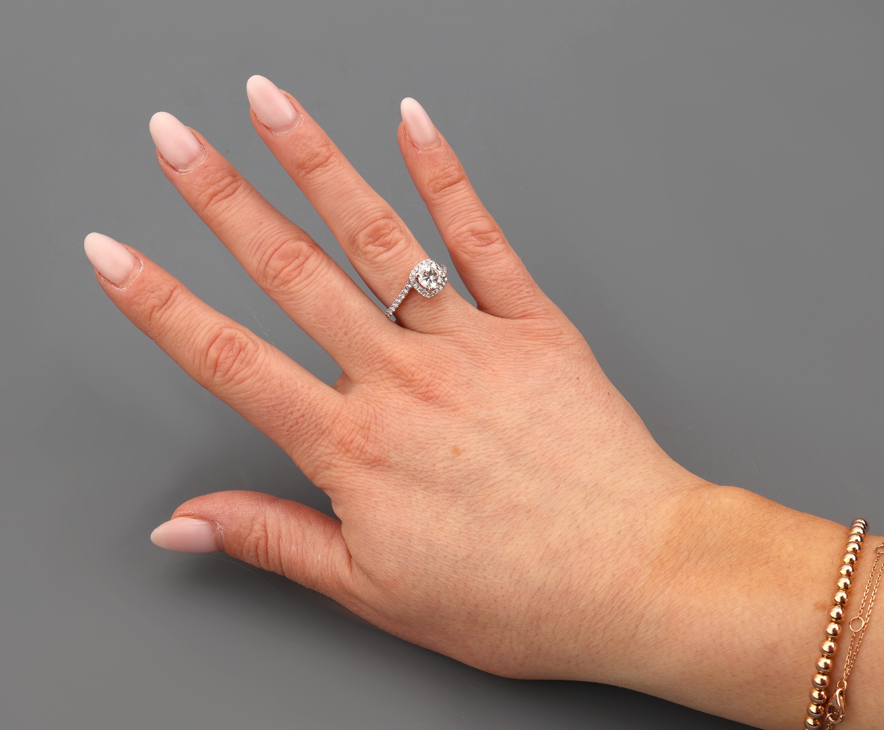 Detail b: 14 kt Gold Brillant-Ring, WG 585/000, mittiger Brillant ca. 0.91 ct hochfeines Weiß (E)/vvs1, weitere Brillanten zus. ca. 0.50 ct feines ...