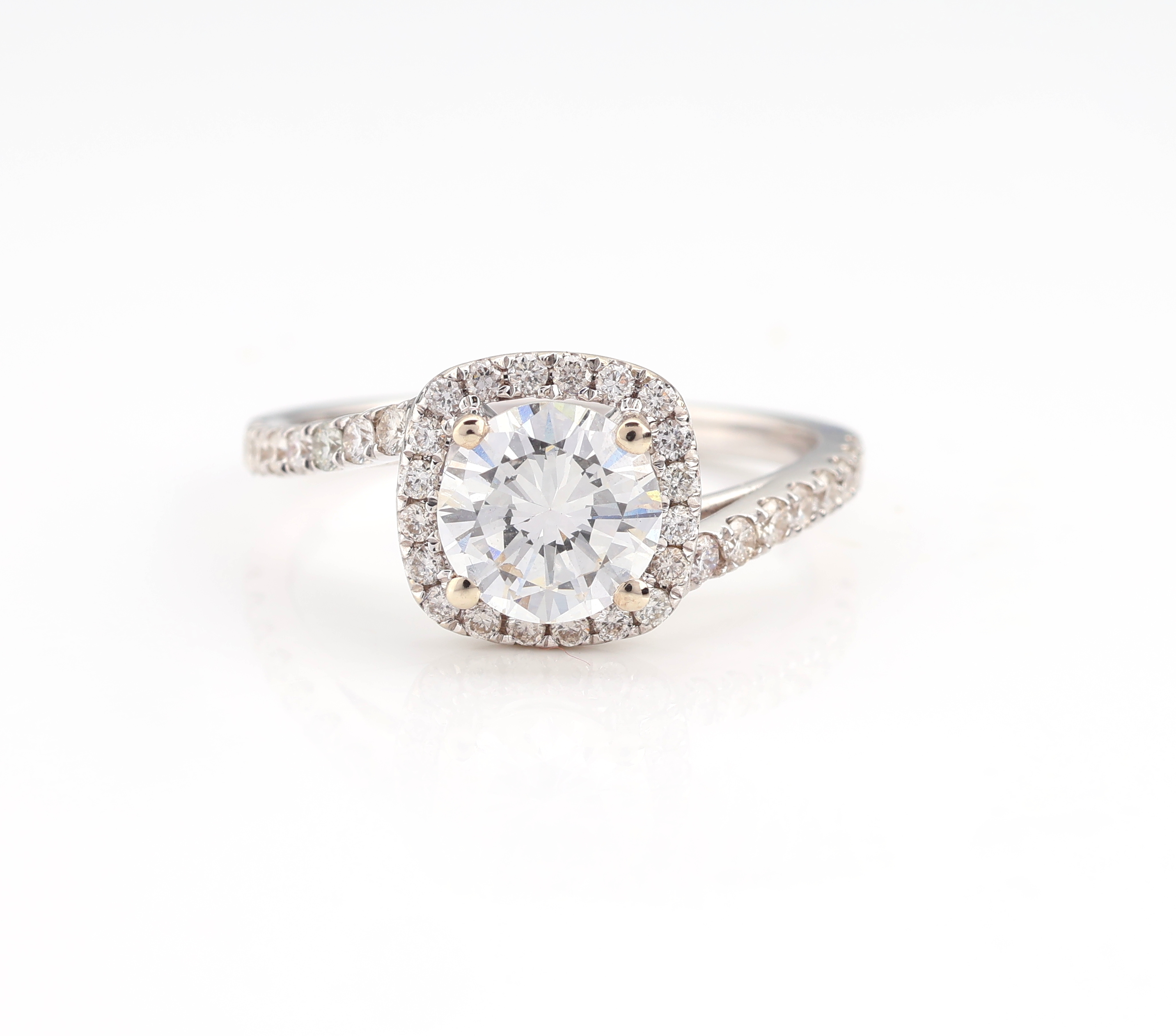 Detail c: 14 kt Gold Brillant-Ring, WG 585/000, mittiger Brillant ca. 0.91 ct hochfeines Weiß (E)/vvs1, weitere Brillanten zus. ca. 0.50 ct feines ...