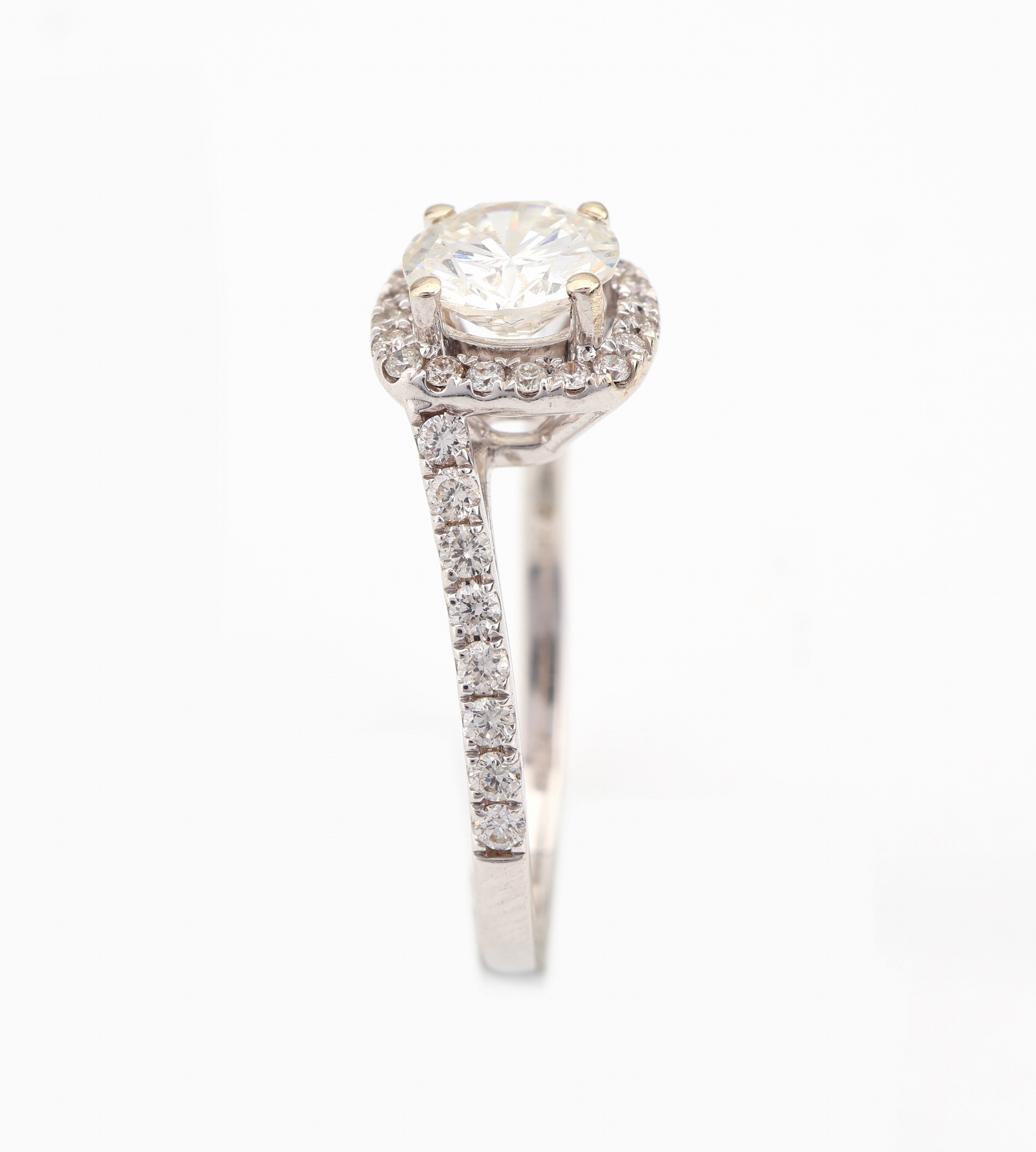 Detail d: 14 kt Gold Brillant-Ring, WG 585/000, mittiger Brillant ca. 0.91 ct hochfeines Weiß (E)/vvs1, weitere Brillanten zus. ca. 0.50 ct feines ...