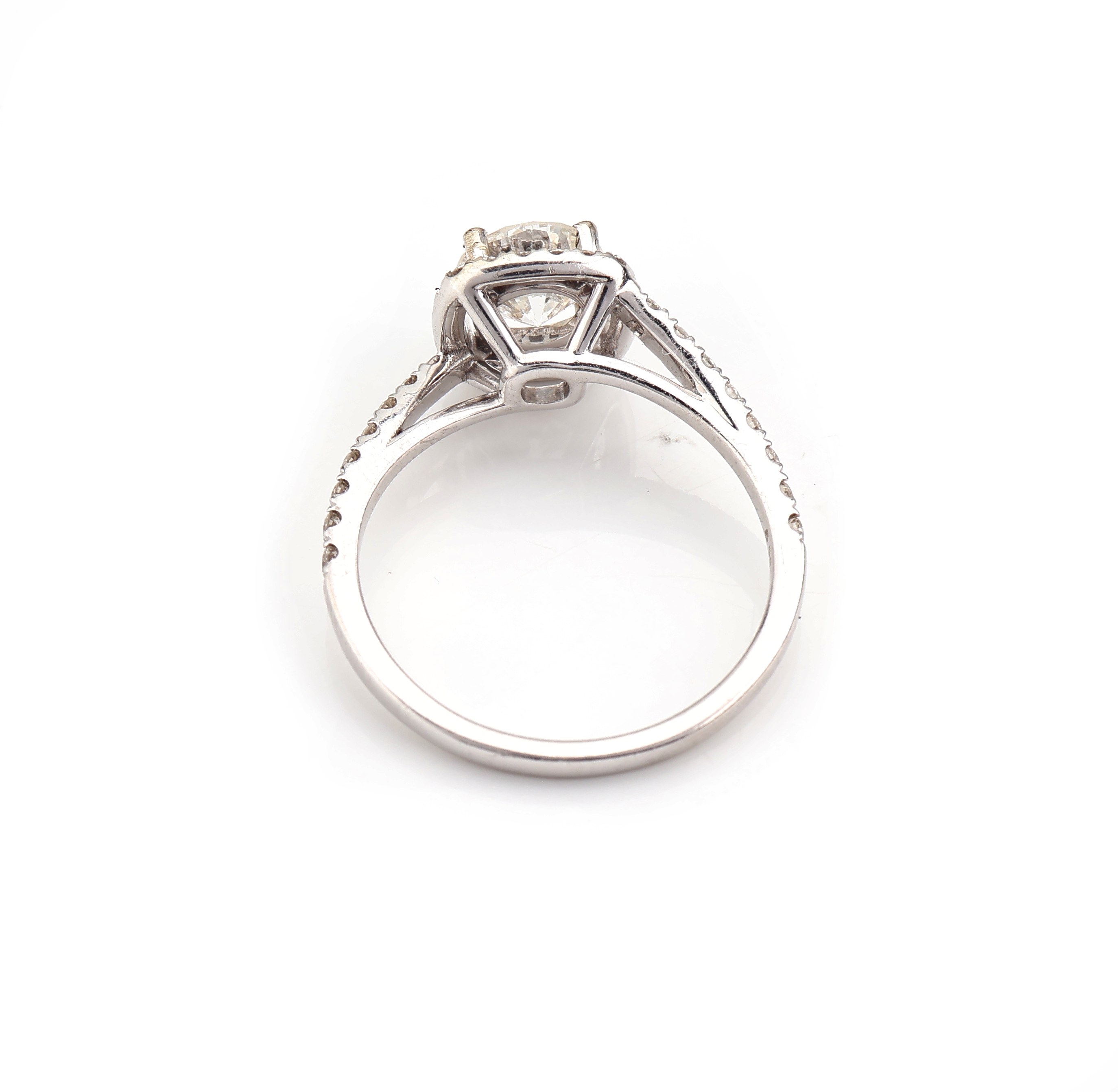 Detail e: 14 kt Gold Brillant-Ring, WG 585/000, mittiger Brillant ca. 0.91 ct hochfeines Weiß (E)/vvs1, weitere Brillanten zus. ca. 0.50 ct feines ...