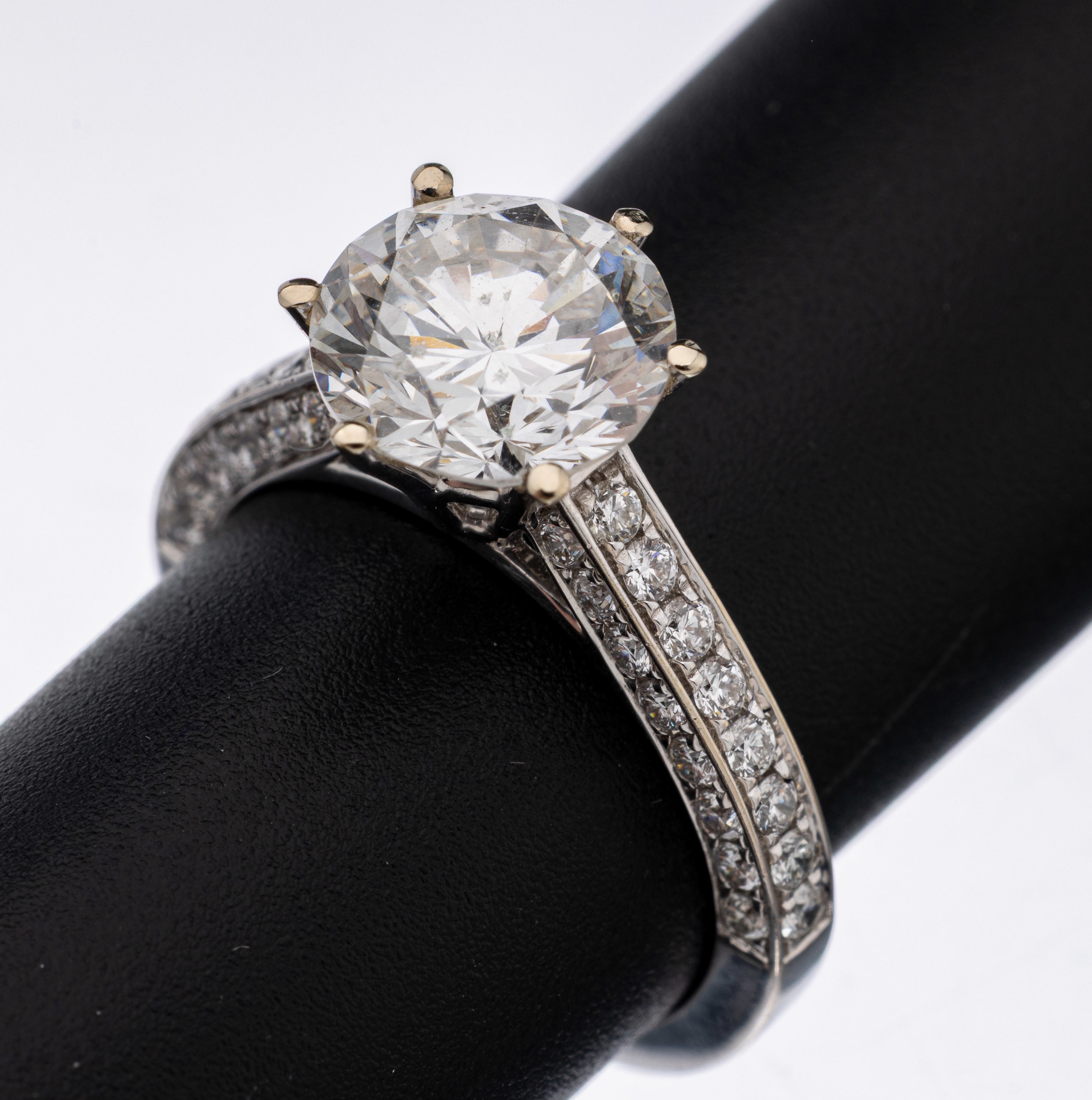 18 kt Gold Brillant-Ring, WG 750/000, mittiger Brillant ca. 2.94 ct feines Weiß (G)/si2, seitl. Brillanten zus. ca. 0.81 ct feines ...