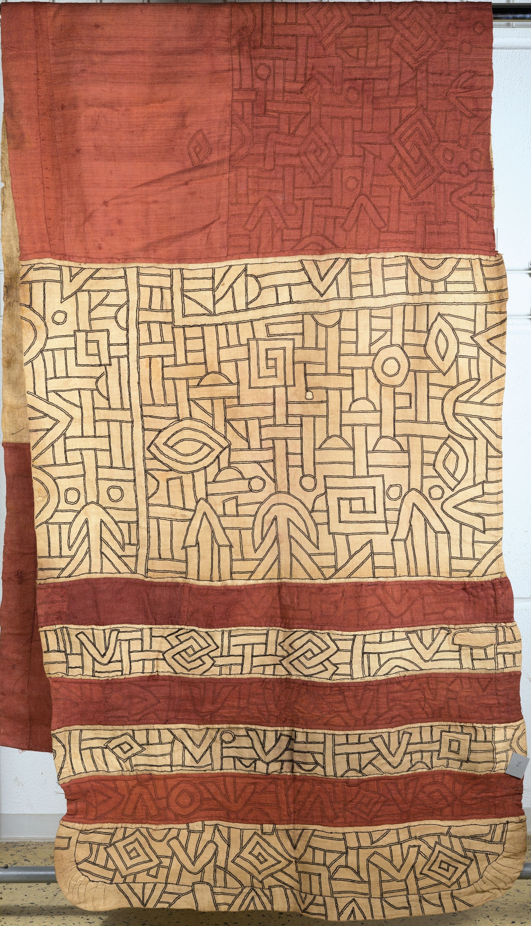 Detail a: Wickelrock, wohl Kuba, DR Kongo, Anfang 20.Jh., Raffiagewebe, aus mehreren Teilen zusammengenäht, roter bzw. sandfarbener Grund , ornamentales ...