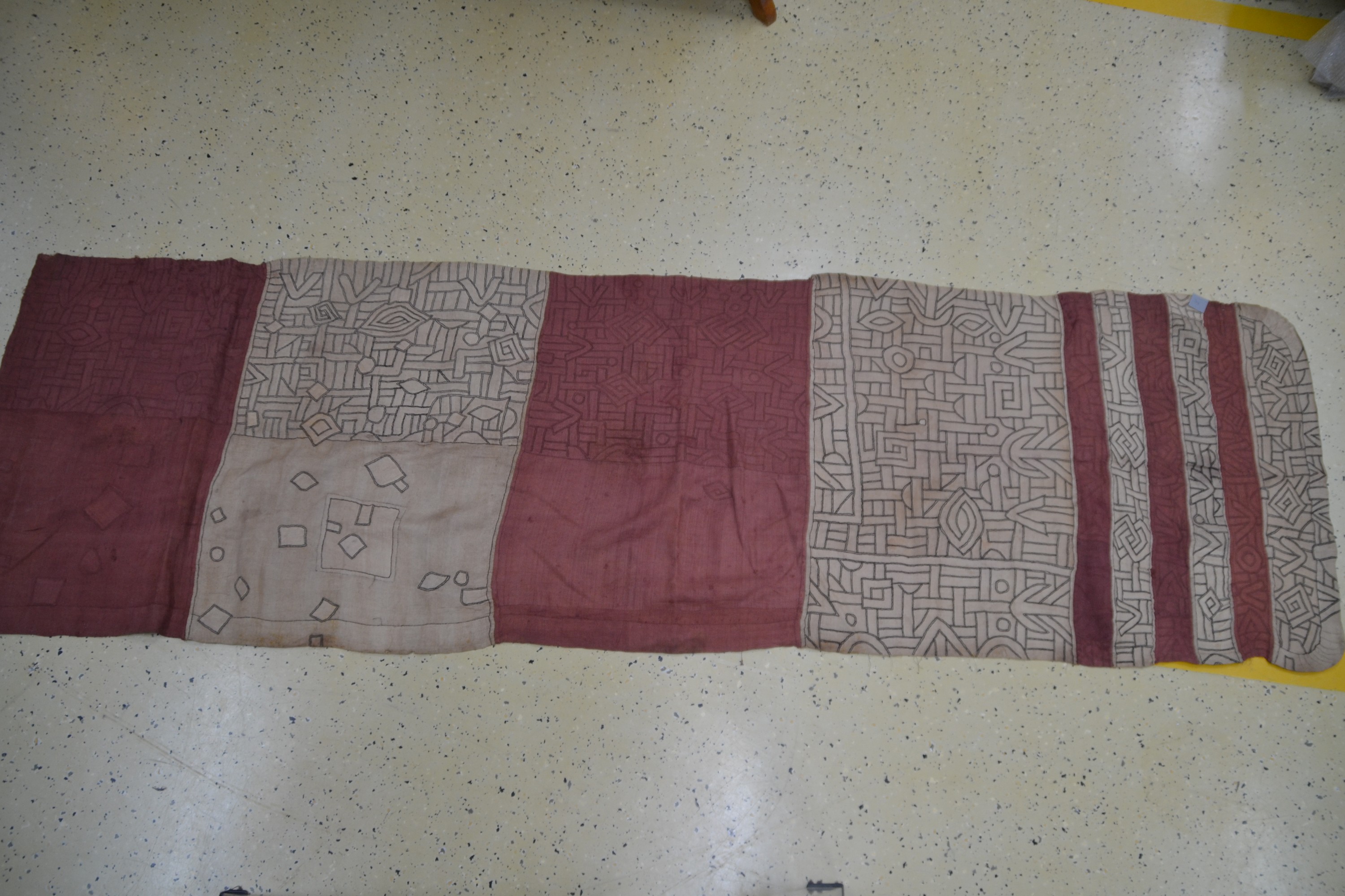 Detail b: Wickelrock, wohl Kuba, DR Kongo, Anfang 20.Jh., Raffiagewebe, aus mehreren Teilen zusammengenäht, roter bzw. sandfarbener Grund , ornamentales ...
