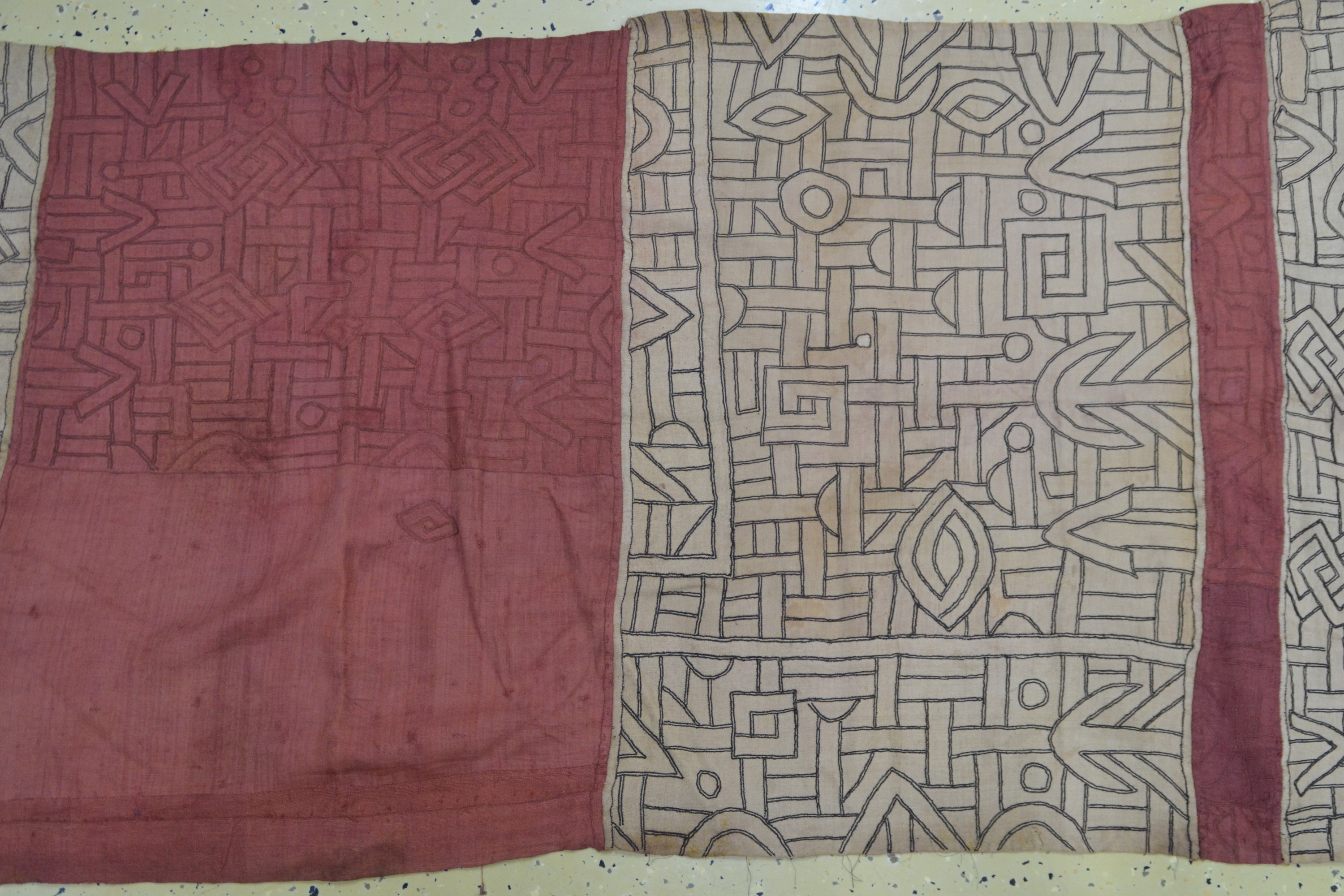 Detail c: Wickelrock, wohl Kuba, DR Kongo, Anfang 20.Jh., Raffiagewebe, aus mehreren Teilen zusammengenäht, roter bzw. sandfarbener Grund , ornamentales ...