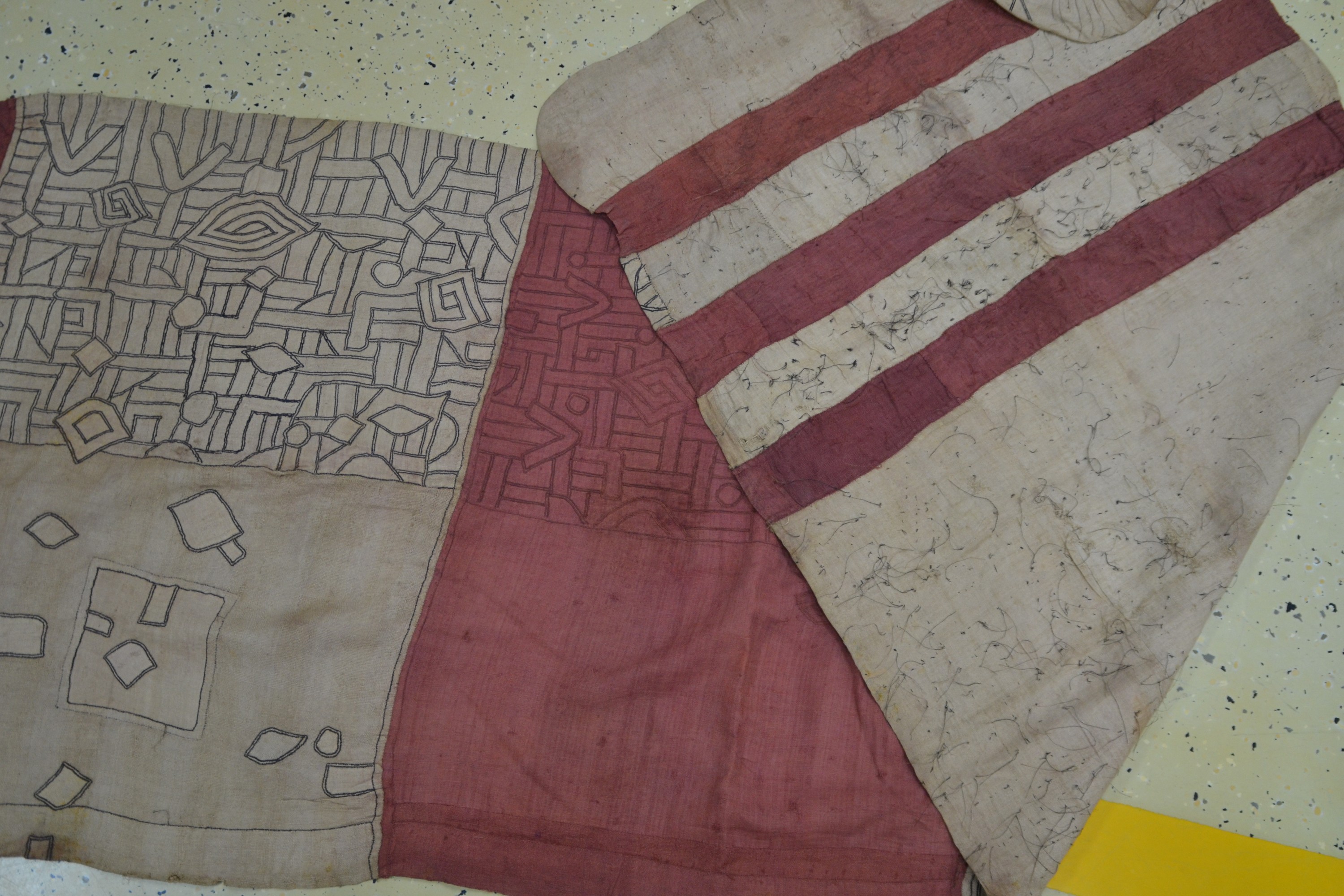Detail d: Wickelrock, wohl Kuba, DR Kongo, Anfang 20.Jh., Raffiagewebe, aus mehreren Teilen zusammengenäht, roter bzw. sandfarbener Grund , ornamentales ...