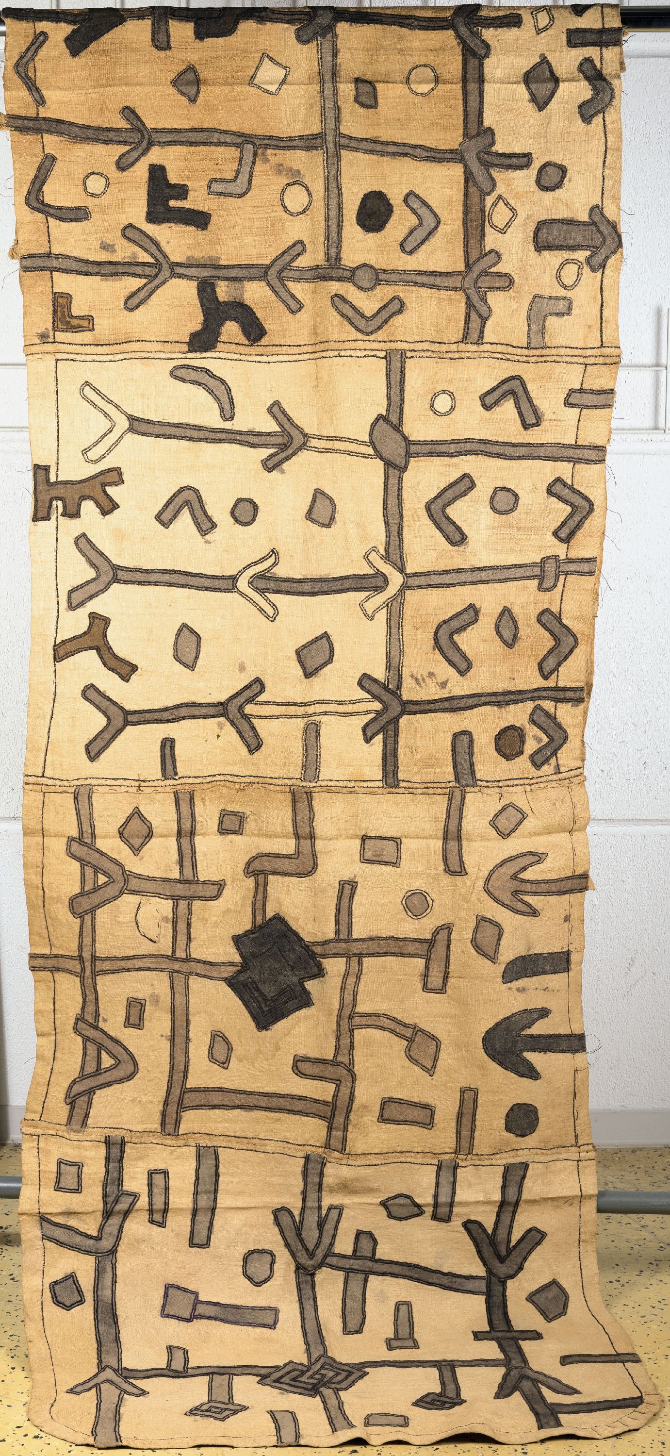 Detail a: Wickelrock, wohl Kuba, DR Kongo, Anfang 20.Jh., Raffiagewebe, schwarz auf sandfarbenem Grund, flächig geometrisierende Freiformen, L. 390 cm, B. 83 ...