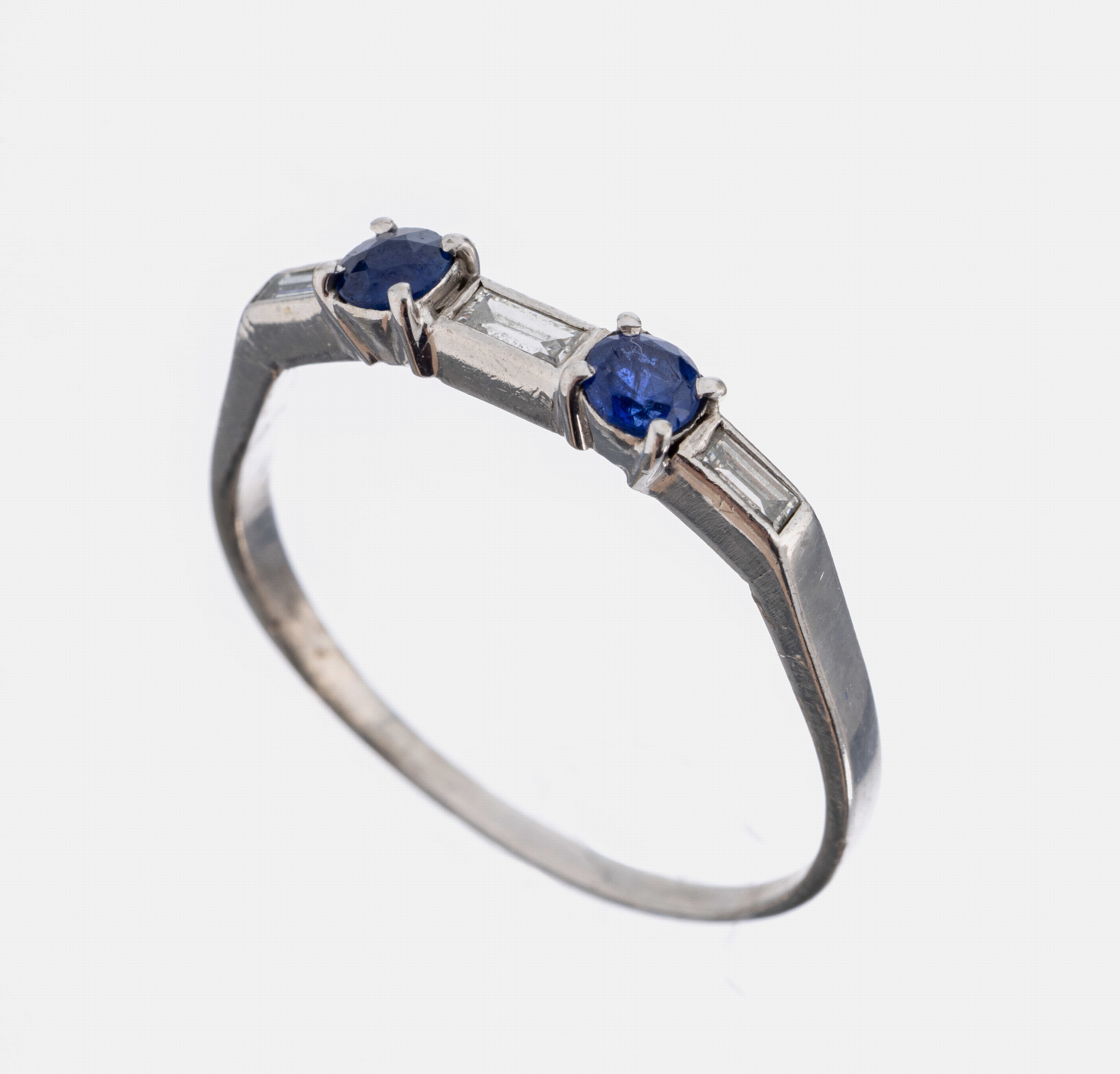 14 kt Gold Saphir-Diamant-Ring, WG 585/000,2 rundfacett. Saphire zus. ca. 0.15 ct, 3 Diamantbaguettes 0.20 ct Weiß/si, RW 65, ca. 2.6 g