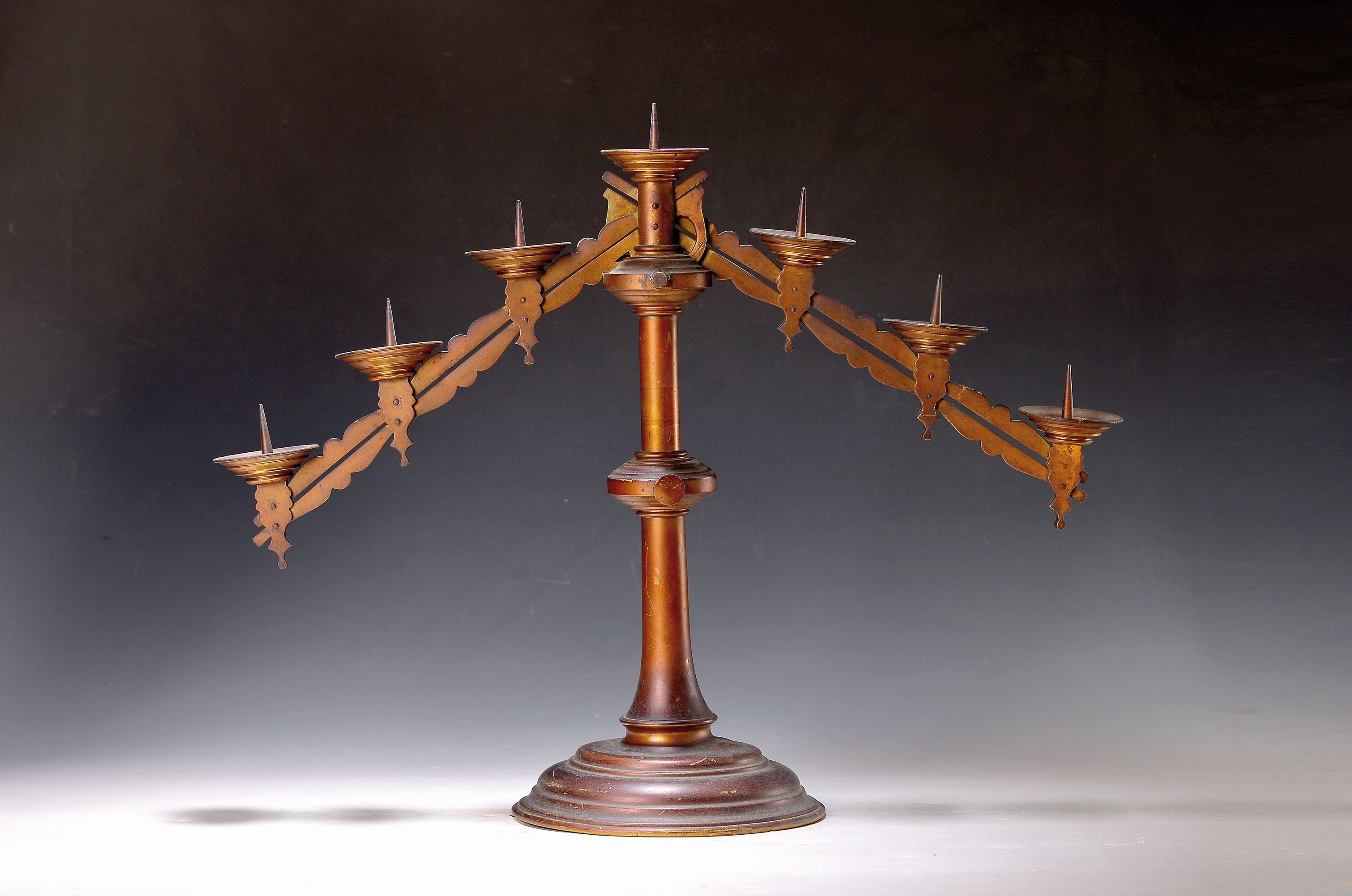 Menora-Leuchter, Anfang 20.Jh., Weichmetall, 7-flammig, Arme verstellbar, deutliche Altersspuren, 44x59 cm