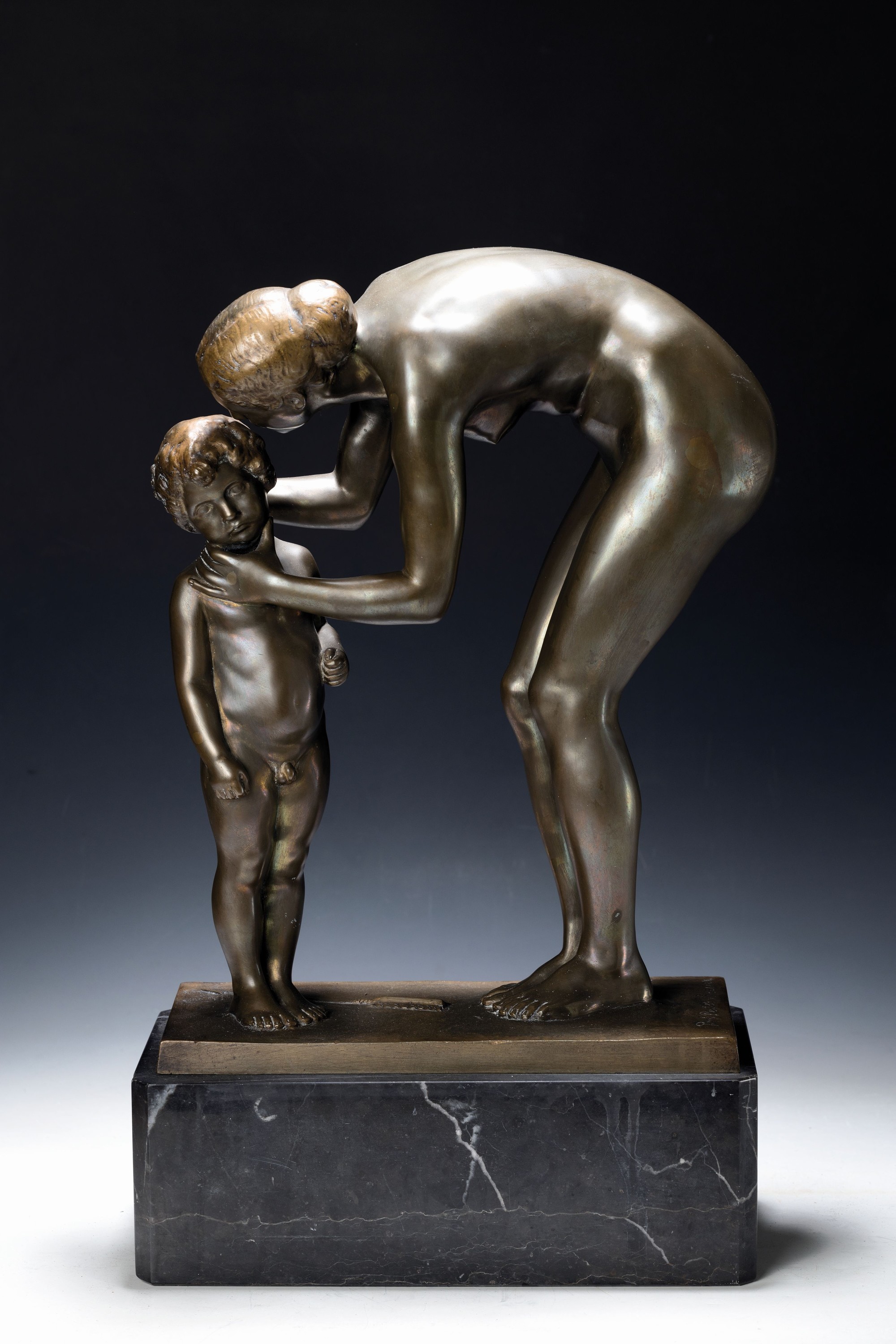Prof. Peter Breuer, 1856 Köln - 1930 Berlin, "Venus und Amor", große vollplastische Bronze, auf der Plinthe signiert, auf dunklem ...