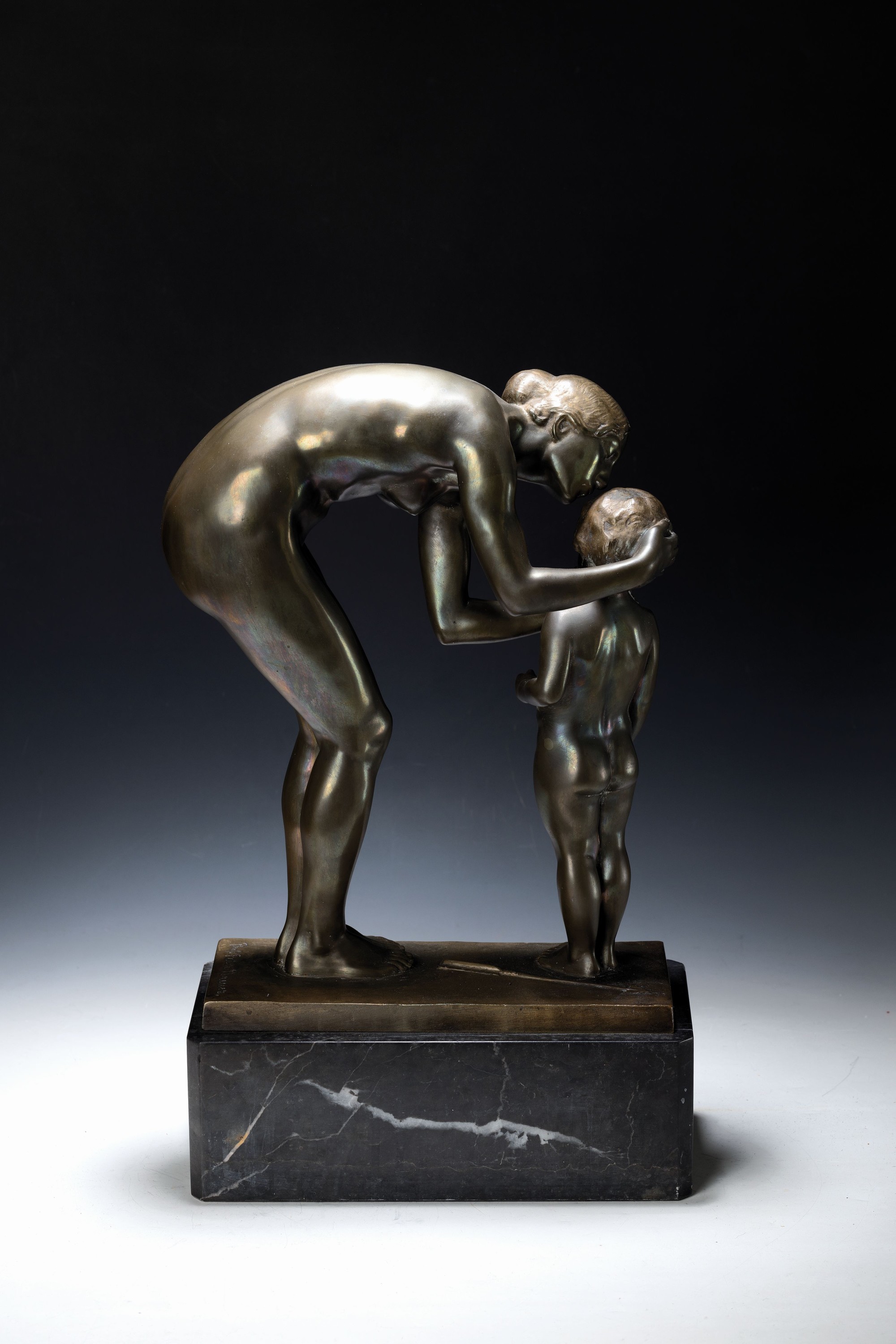 Detail a: Prof. Peter Breuer, 1856 Köln - 1930 Berlin, "Venus und Amor", große vollplastische Bronze, auf der Plinthe signiert, auf dunklem ...
