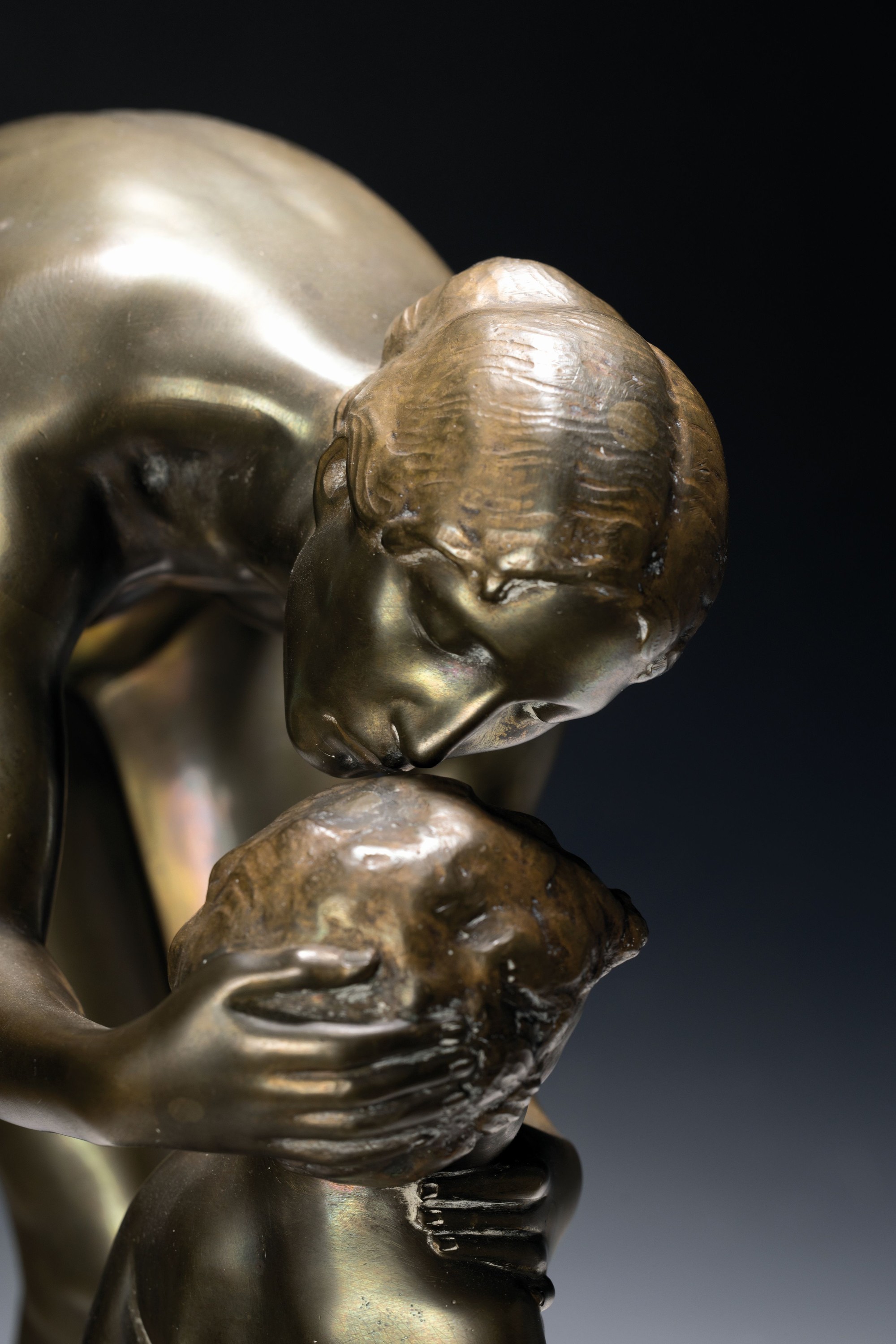 Detail b: Prof. Peter Breuer, 1856 Köln - 1930 Berlin, "Venus und Amor", große vollplastische Bronze, auf der Plinthe signiert, auf dunklem ...