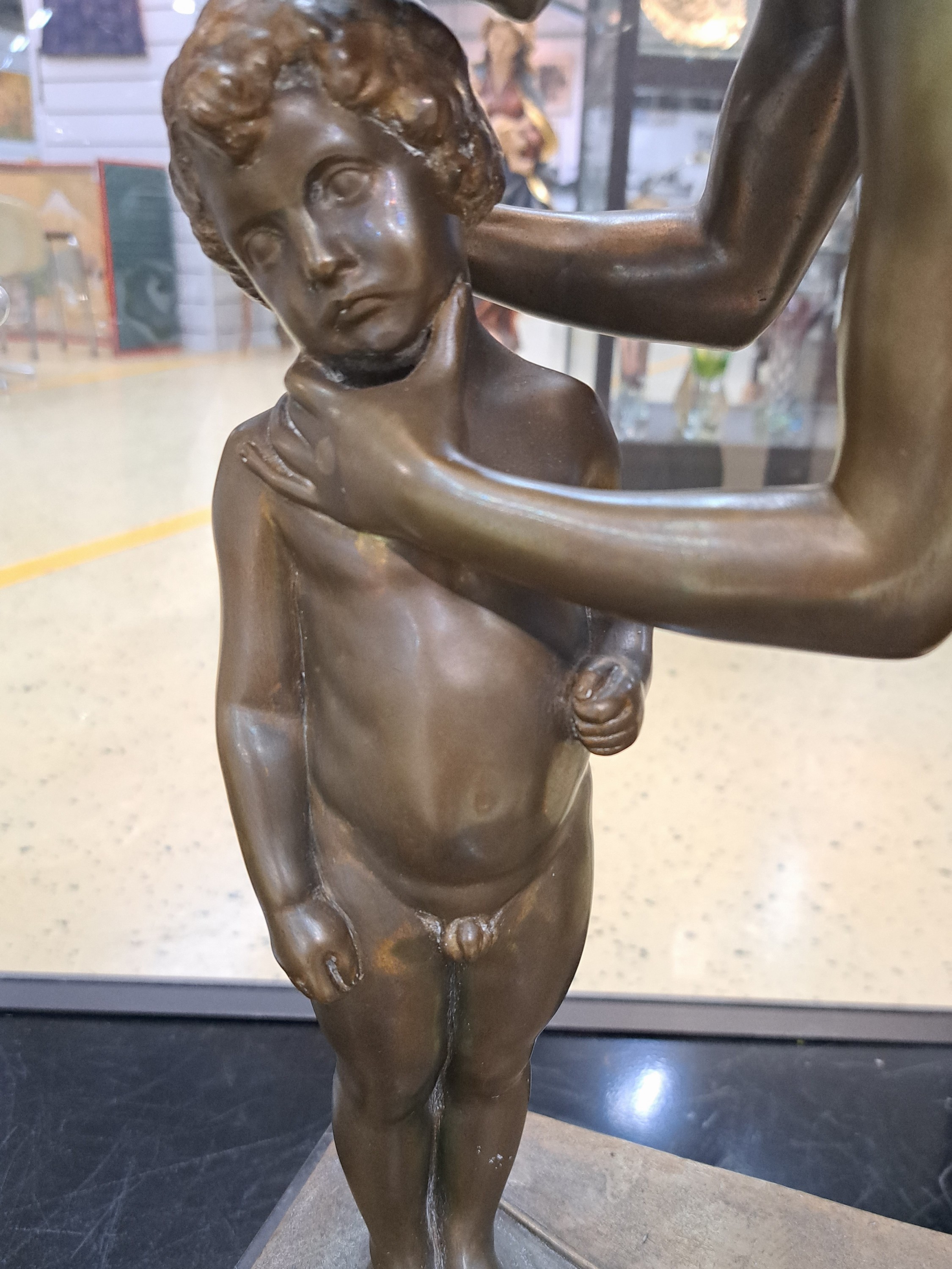 Detail c: Prof. Peter Breuer, 1856 Köln - 1930 Berlin, "Venus und Amor", große vollplastische Bronze, auf der Plinthe signiert, auf dunklem ...