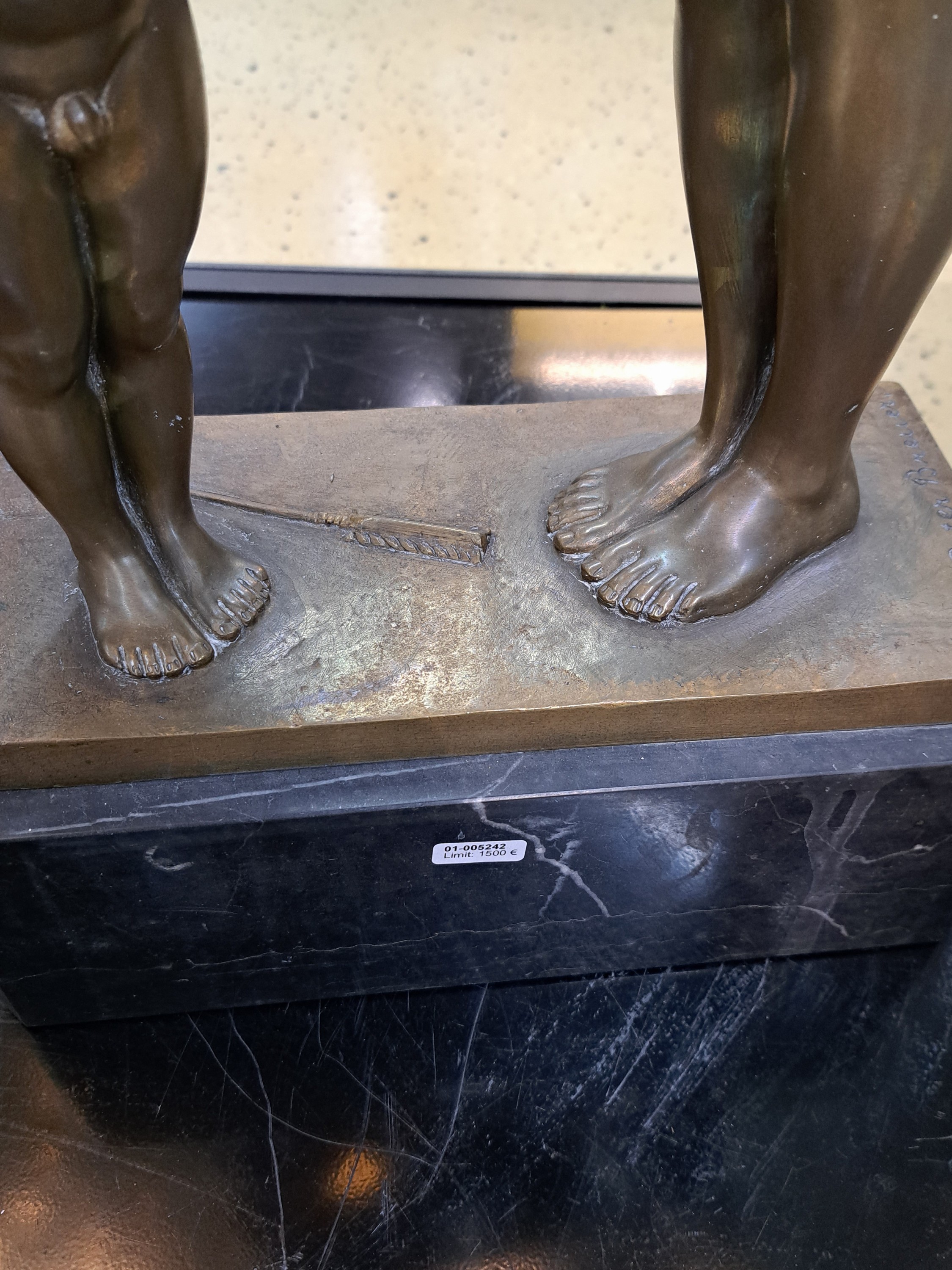 Detail d: Prof. Peter Breuer, 1856 Köln - 1930 Berlin, "Venus und Amor", große vollplastische Bronze, auf der Plinthe signiert, auf dunklem ...
