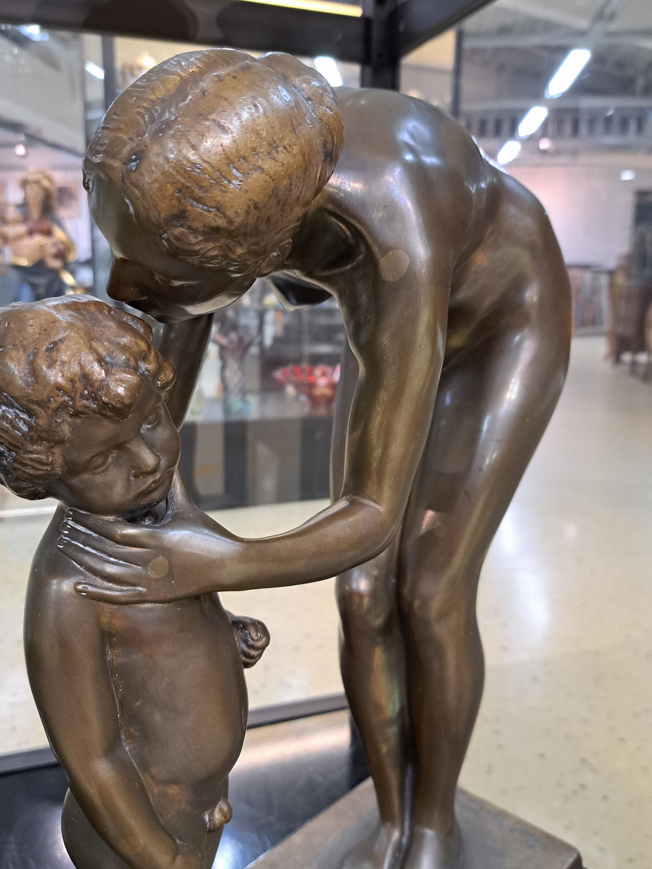 Detail e: Prof. Peter Breuer, 1856 Köln - 1930 Berlin, "Venus und Amor", große vollplastische Bronze, auf der Plinthe signiert, auf dunklem ...