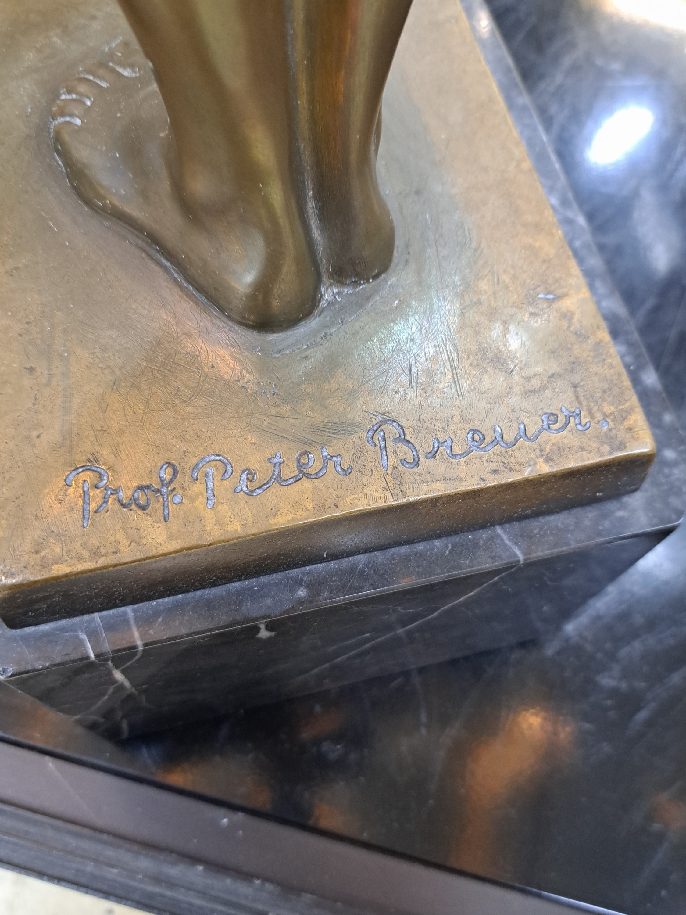 Detail f: Prof. Peter Breuer, 1856 Köln - 1930 Berlin, "Venus und Amor", große vollplastische Bronze, auf der Plinthe signiert, auf dunklem ...