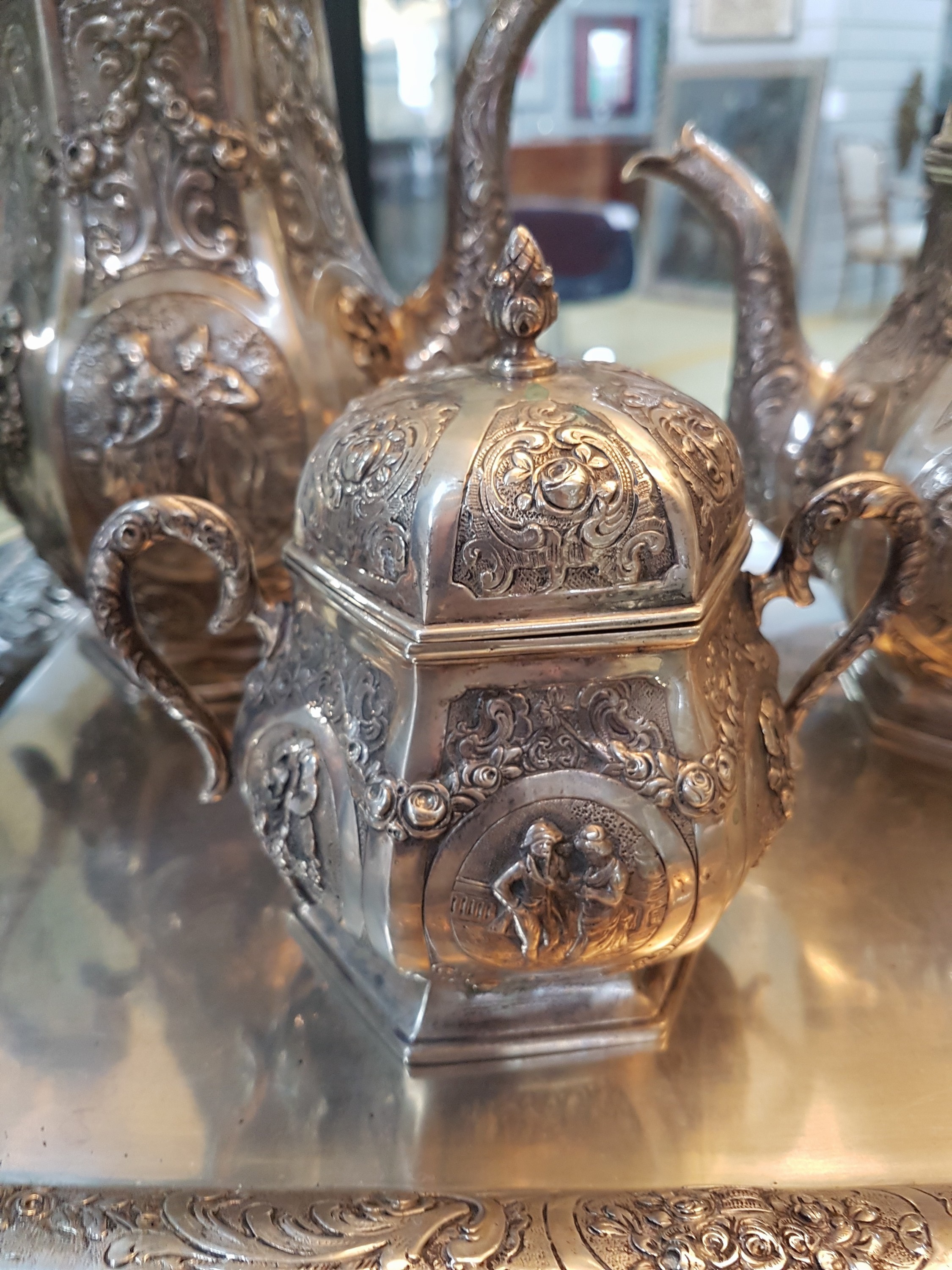 Detail c: Tee- und Kaffeeset auf Tablett, deutsch, Wilhelm Weinranck, Hanau, um 1900, 800er Silber, gepunzt, Meistermarke WWH, klassizistischer Dekor mit ...