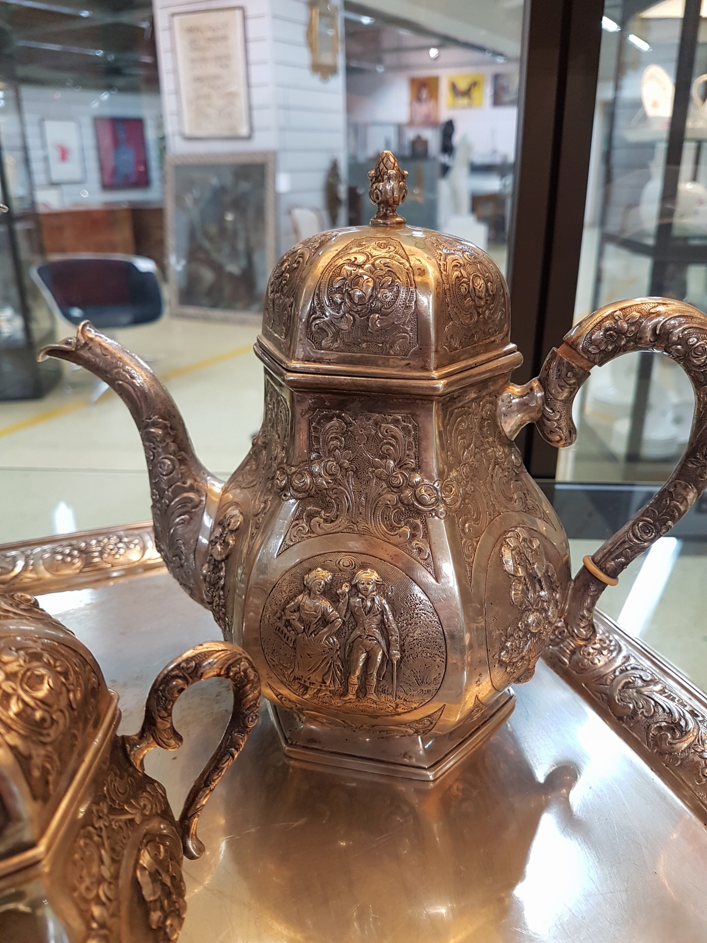 Detail d: Tee- und Kaffeeset auf Tablett, deutsch, Wilhelm Weinranck, Hanau, um 1900, 800er Silber, gepunzt, Meistermarke WWH, klassizistischer Dekor mit ...
