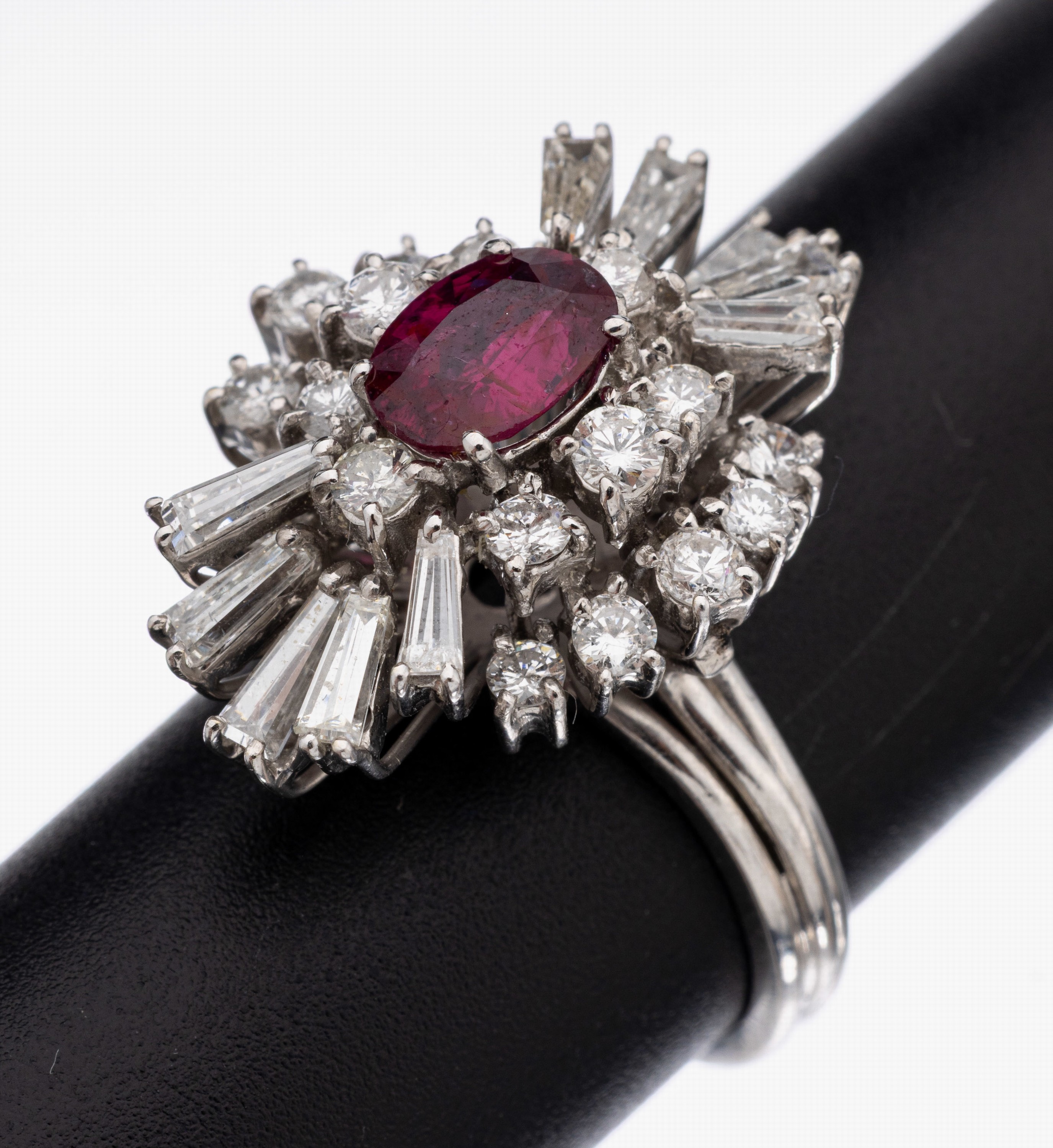 18 kt Gold Rubin-Diamant-Ring, WG 750/000, ovaler Ringkopf in mehreren Ebenen, bes. mit einem ovalfacett. Rubin ca. 1.00 ct, Diamant- Baguettes und ...