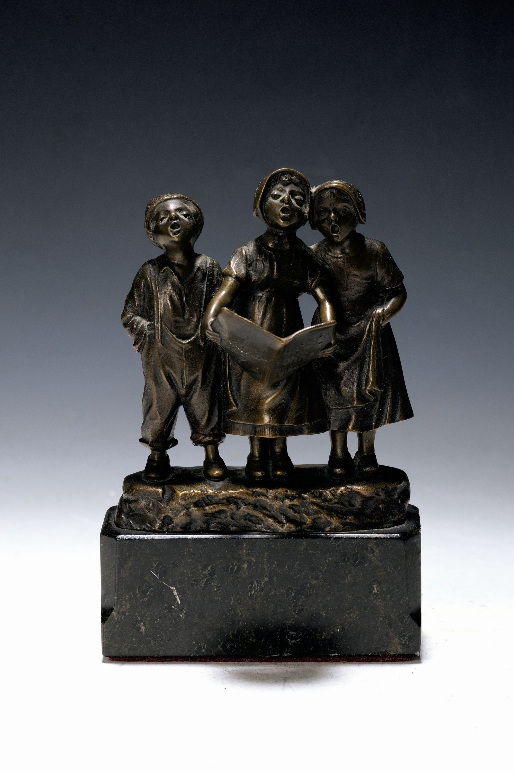 Julius Schmidt-Felling, 1835 - 1920, drei singende Kinder, Bronzeskulptur, rückseitig signiert, auf dunklem Marmorsockel, ca. 15 x 10 x 3.8 cm
