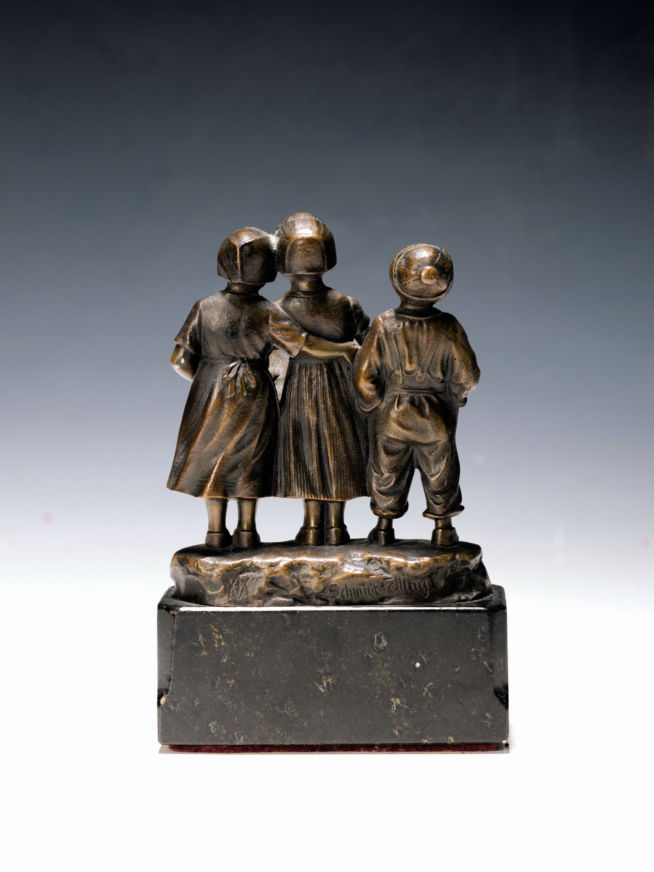 Detail a: Julius Schmidt-Felling, 1835 - 1920, drei singende Kinder, Bronzeskulptur, rückseitig signiert, auf dunklem Marmorsockel, ca. 15 x 10 x 3.8 cm