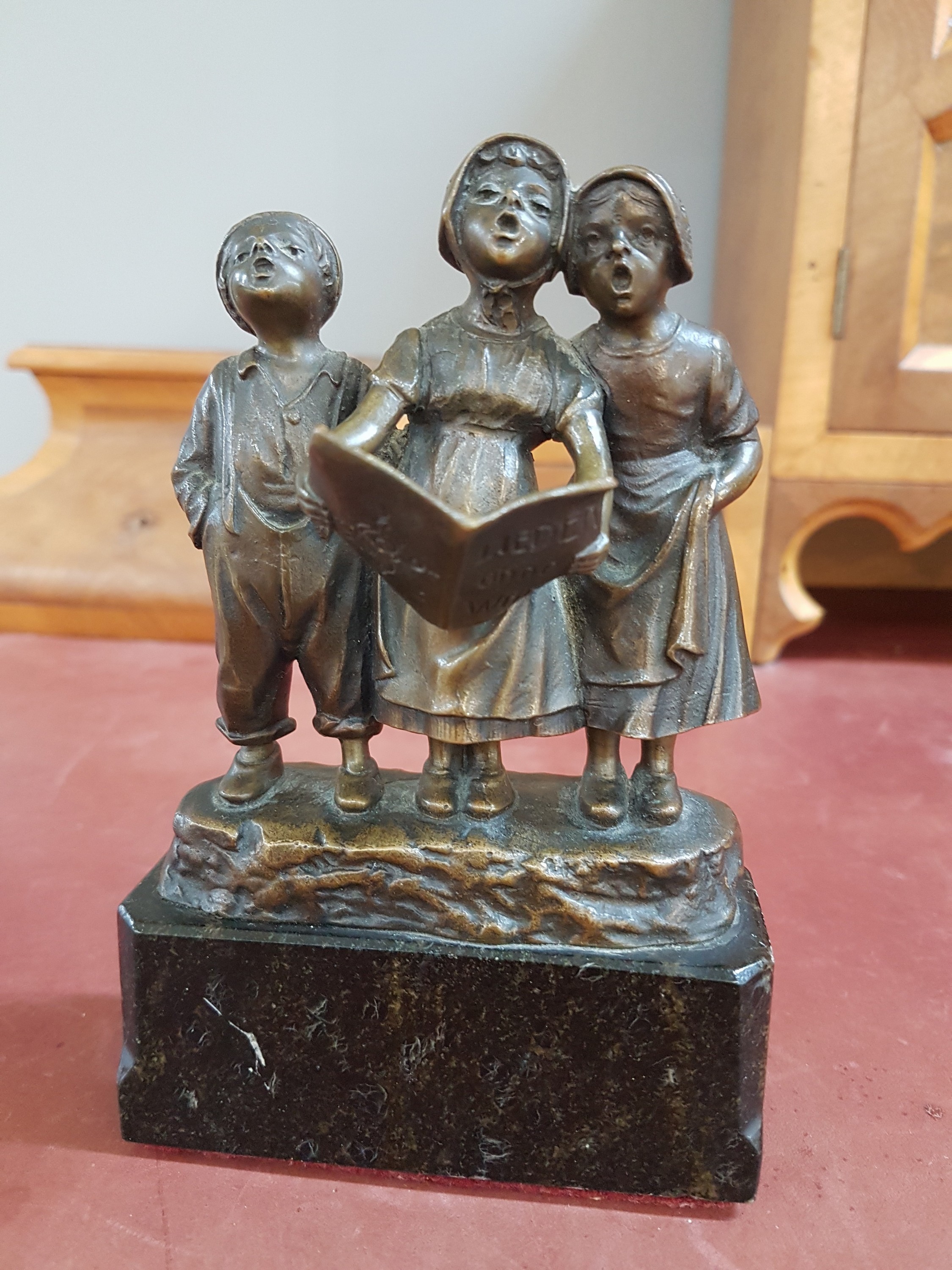 Detail b: Julius Schmidt-Felling, 1835 - 1920, drei singende Kinder, Bronzeskulptur, rückseitig signiert, auf dunklem Marmorsockel, ca. 15 x 10 x 3.8 cm
